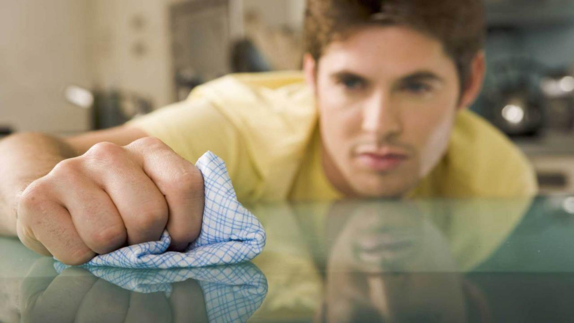 پاک کردن دقیق سطوح به دلیل بیماری اختلال وسواس فکری