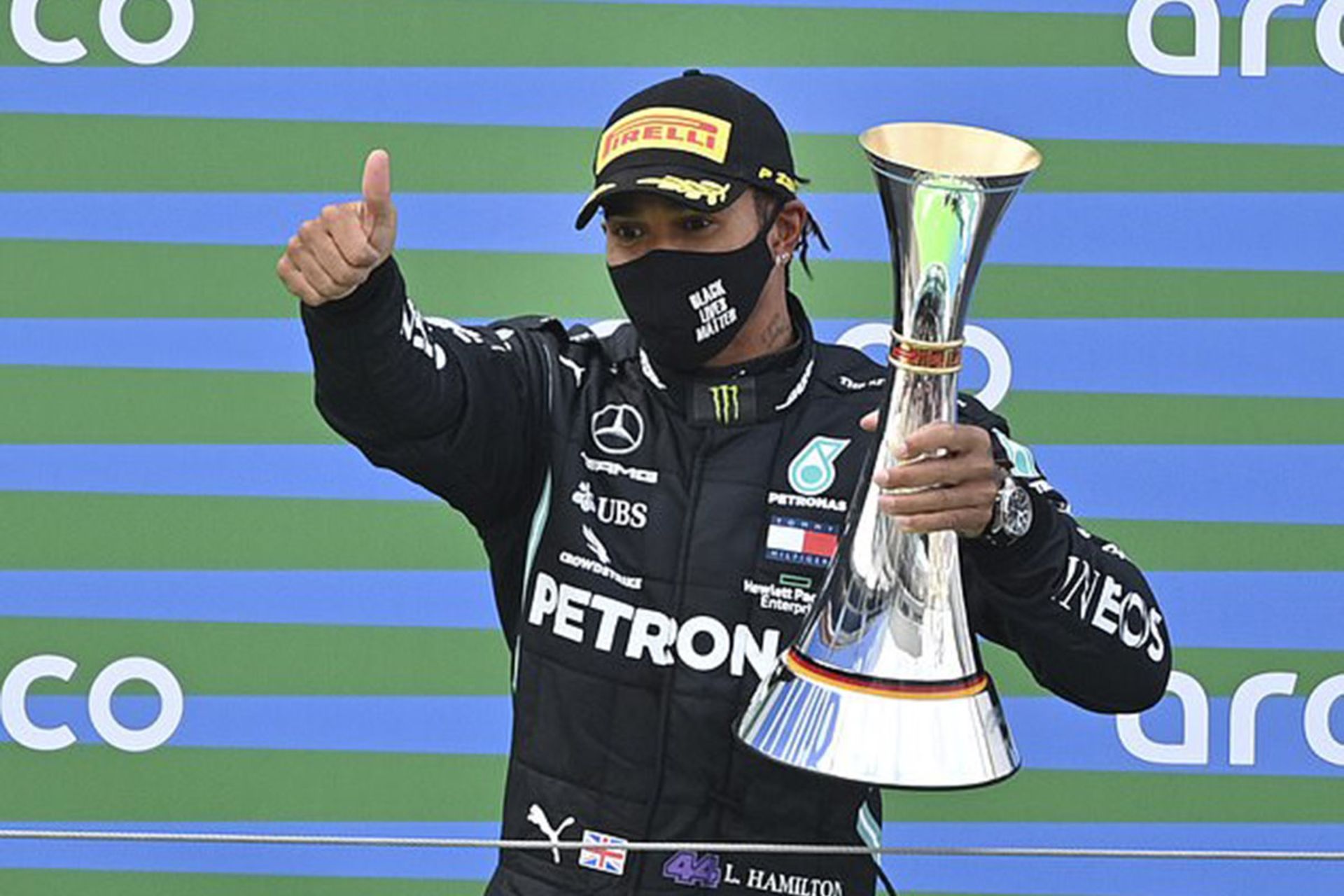 لوئیس همیلتون / lewis hamilton با جام قهرمانی گرندپری فرمول یک ایفل آلمان 2020