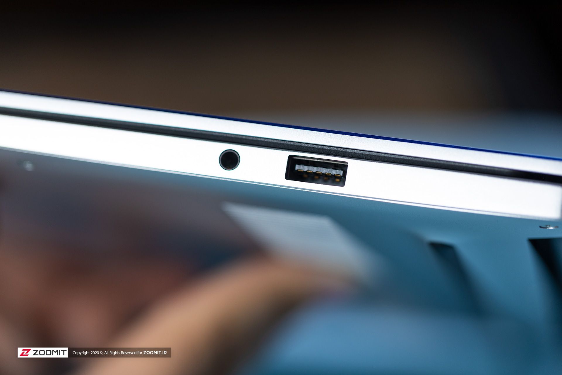 درگاه‌های USB 2.0 و جک ۳٫۵ میلی‌متری هدفون در سمت راست آنر مجیک‌بوک ۱۴