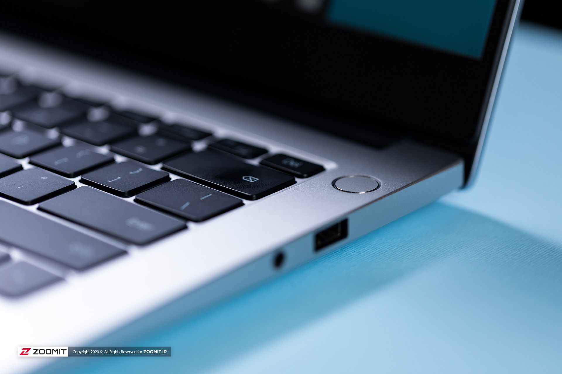 حسگر اثرانگشت ادغام شده کلید پاور در آنر مجیک‌بوک ۱۴