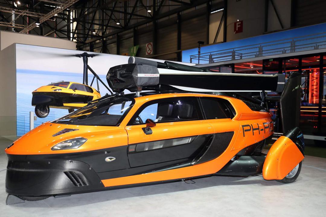 نمای جلو خودروی پرنده لیبرتی پال V / PAL-V Liberty Flying Car در نمایشگاه
