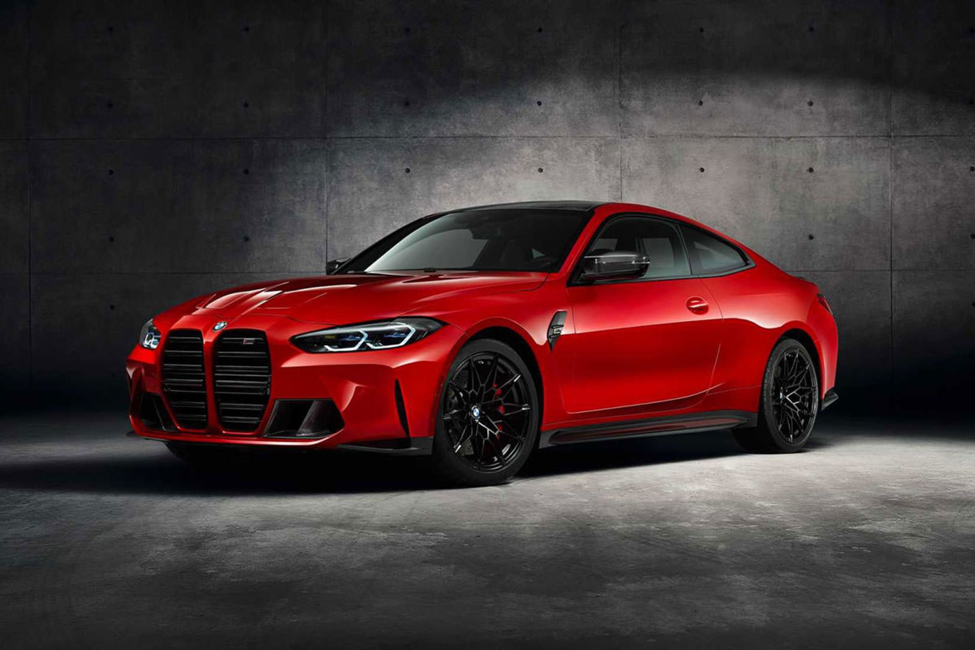 نمای سه چهارم بی ام و ام 4 کامپتیشن / 2021 BMW M4 Competition قرمز رنگ