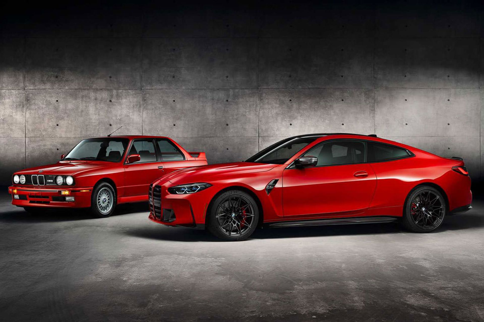 مرجع متخصصين ايران نماي سه چهارم بي ام و ام 4 كامپتيشن / 2021 BMW M4 Competition قرمز رنگ در كنار بي ام و M3