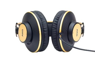 نمایش محل اتصال سیم هدفون AKG K92 به صورت خوابیده