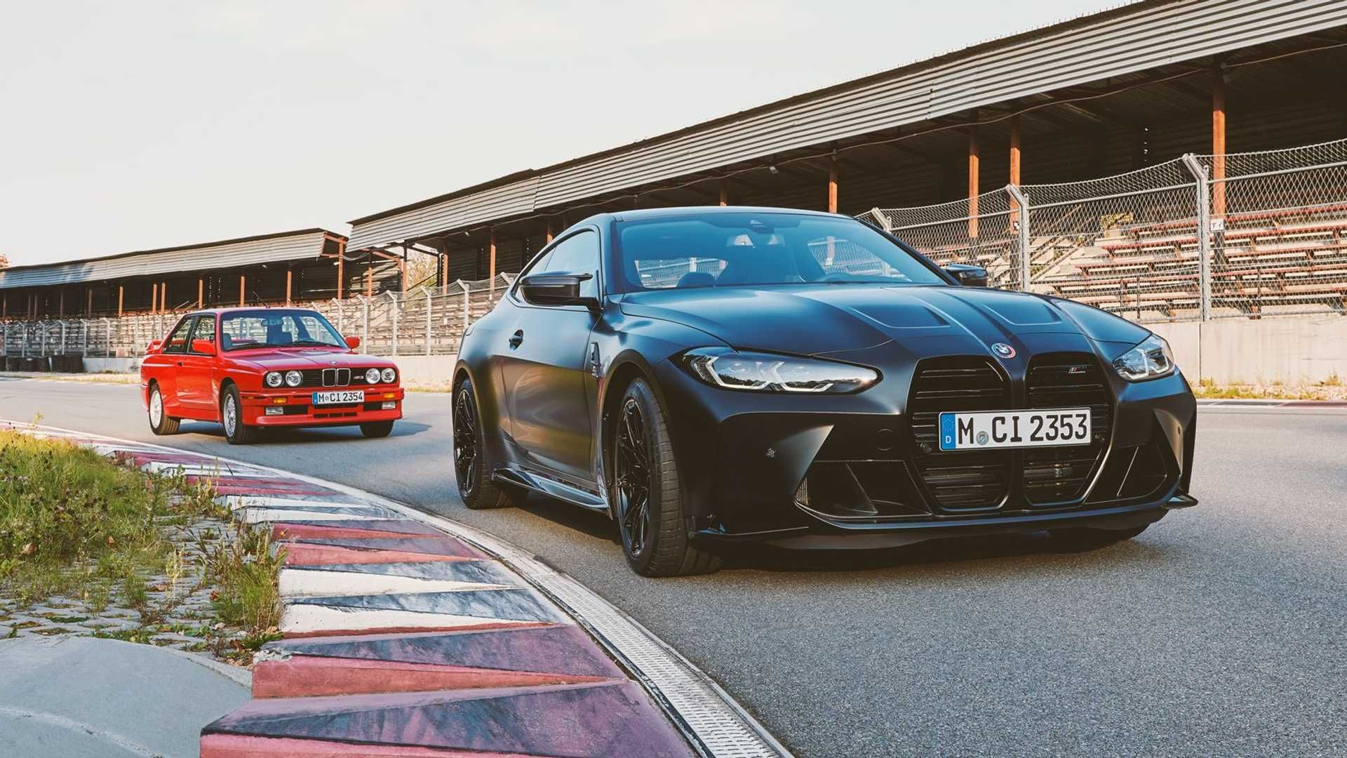 نمای بی ام و ام 4 کامپتیشن / 2021 BMW M4 Competition مشکی رنگ در پیست