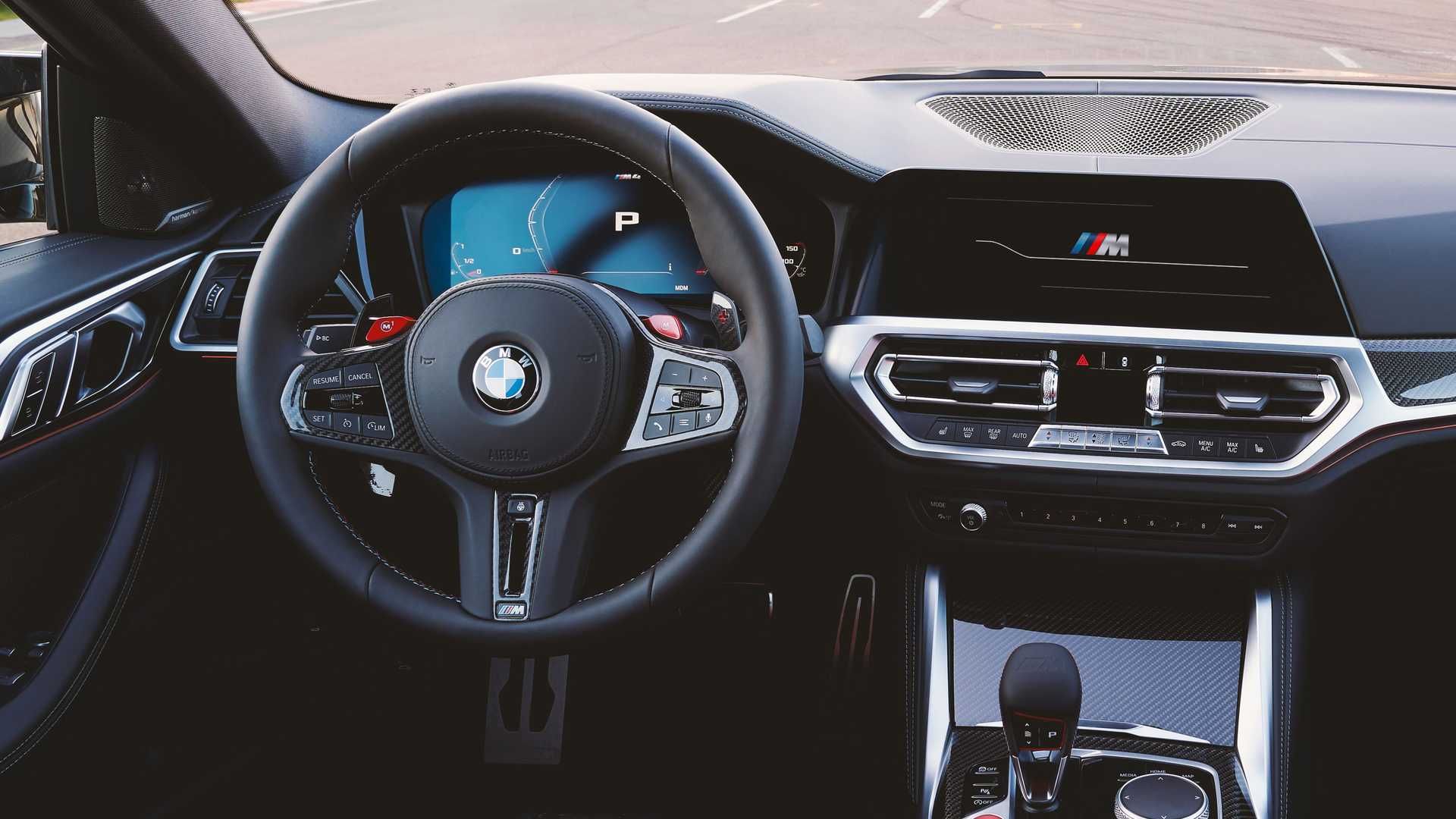 نمای داخل کابین و فرمان بی ام و ام 4 کامپتیشن / 2021 BMW M4 Competition