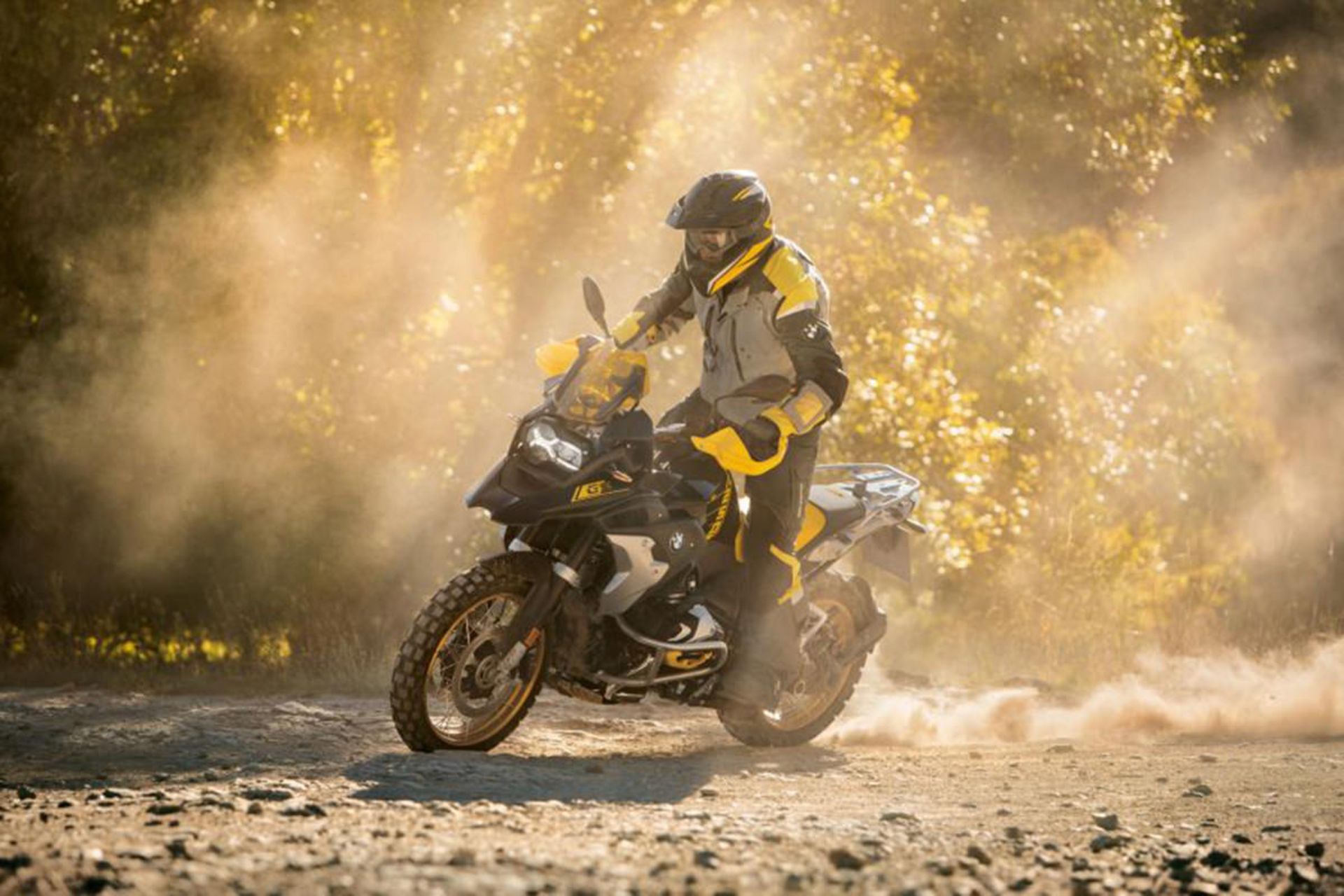 موتورسیکلت بی ام و / 2021 BMW R 1250 GS با رنگ زرد و سیاه در کوهستان