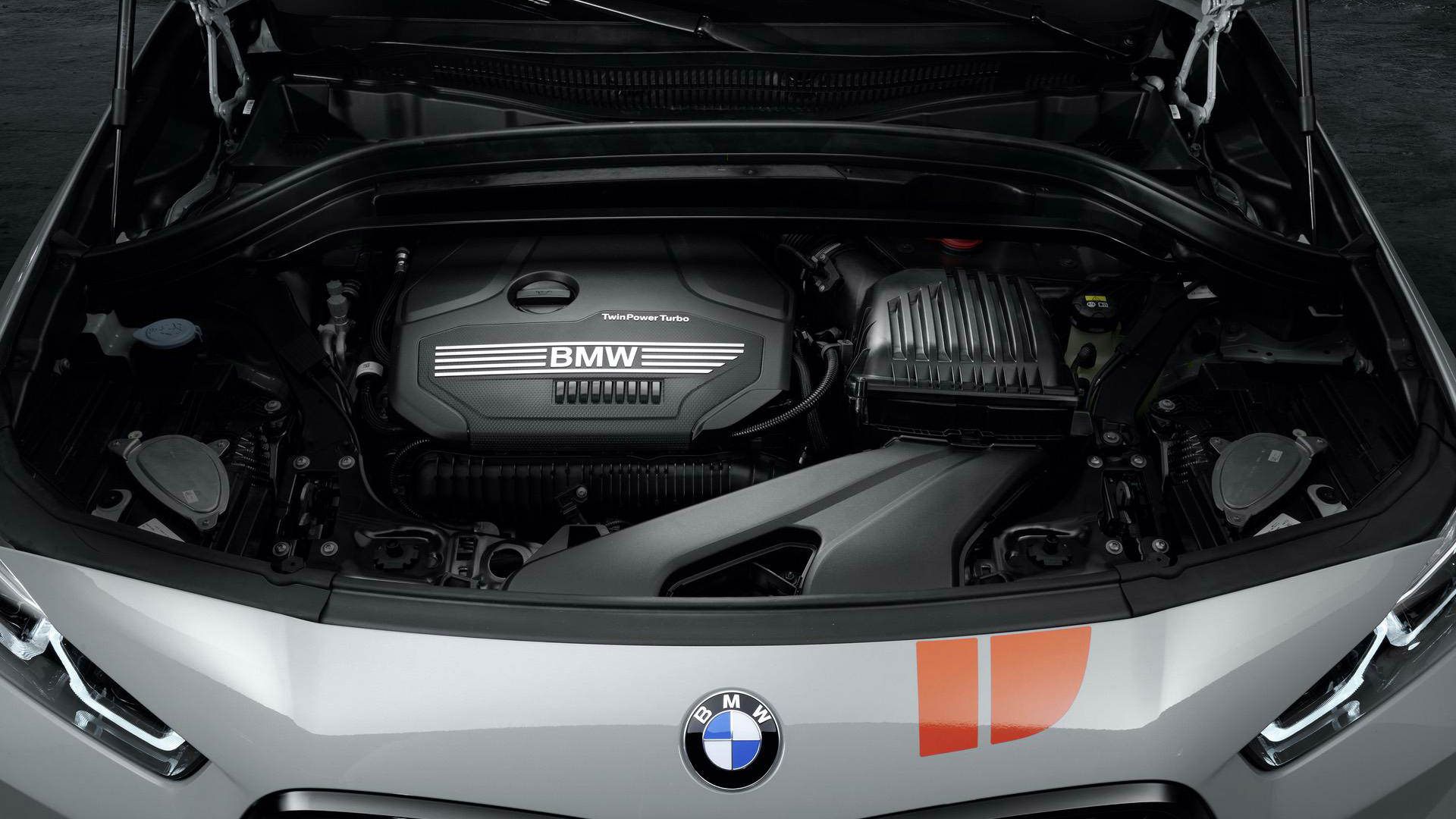 نمای پیشرانه جلو کراس اور بی ام و ایکس 2 / BMW X2 M Mesh Edition نقره ای رنگ 