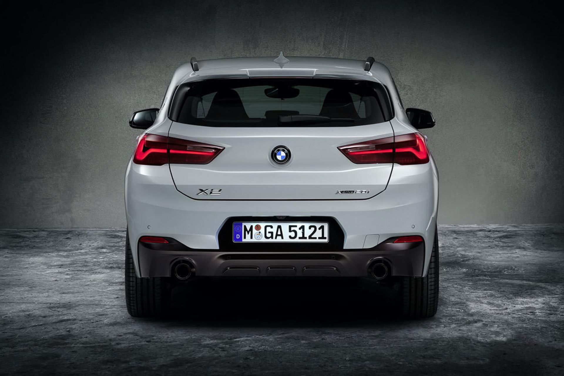 نمای عقب کراس اور بی ام و ایکس 2 / BMW X2 M Mesh Edition نقره ای رنگ 