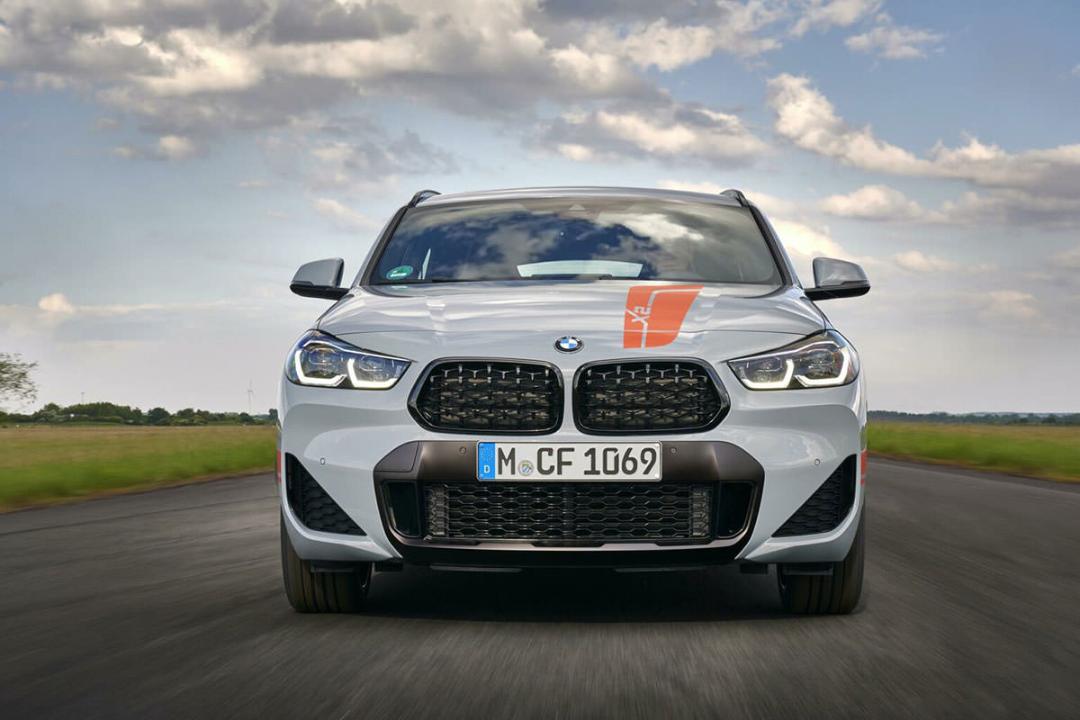 نمای جلو کراس اور بی ام و ایکس 2 / BMW X2 M Mesh Edition نقره ای رنگ با منظره آسمان ابری در جاده