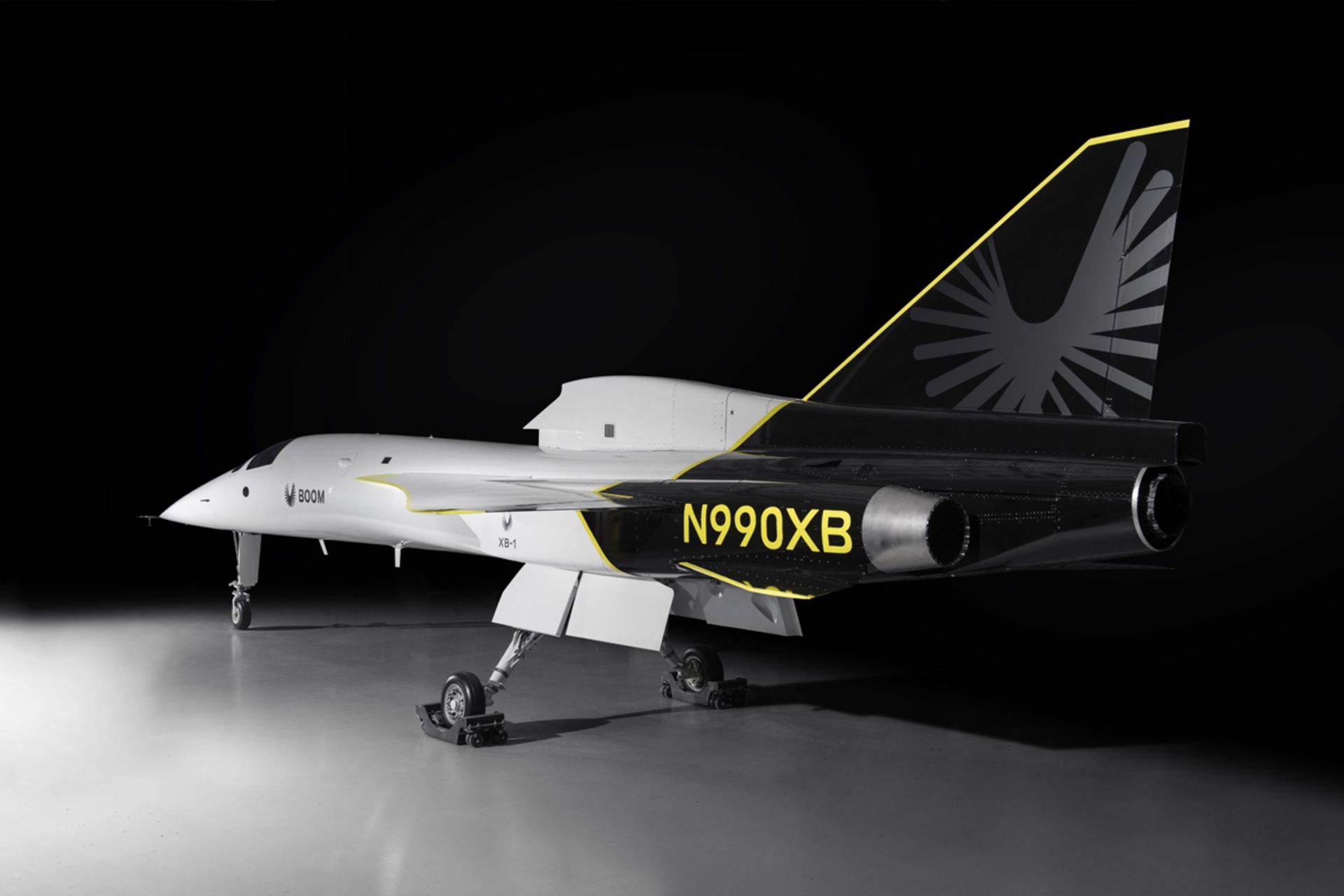 سه رخ پشت بوم سوپرسونیک XB1 مافوق صوت در فضای بسته