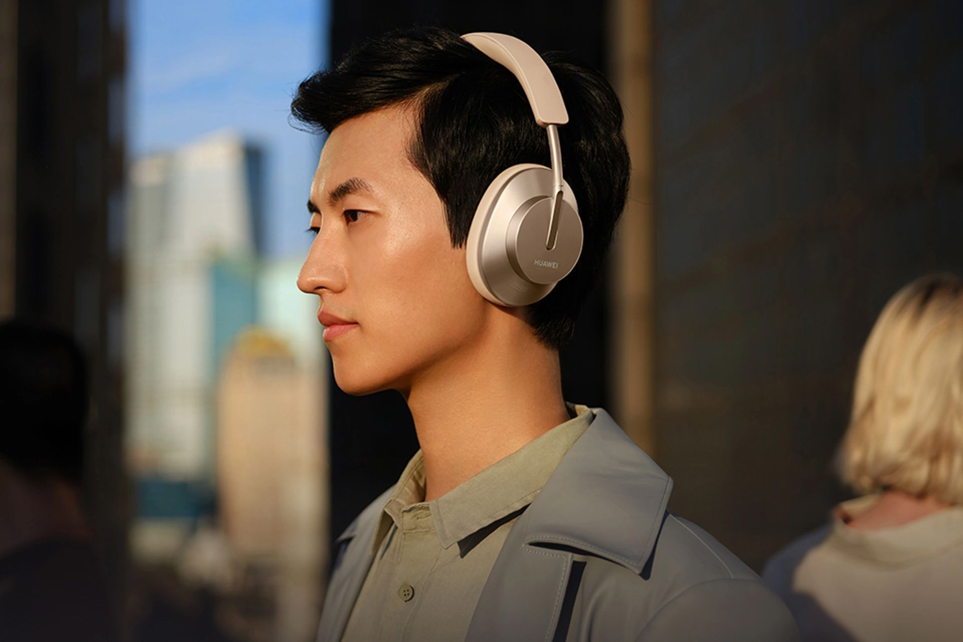 مرد چینی با هواوی فری بادز استودیو / FreeBuds Studio مدل سفید