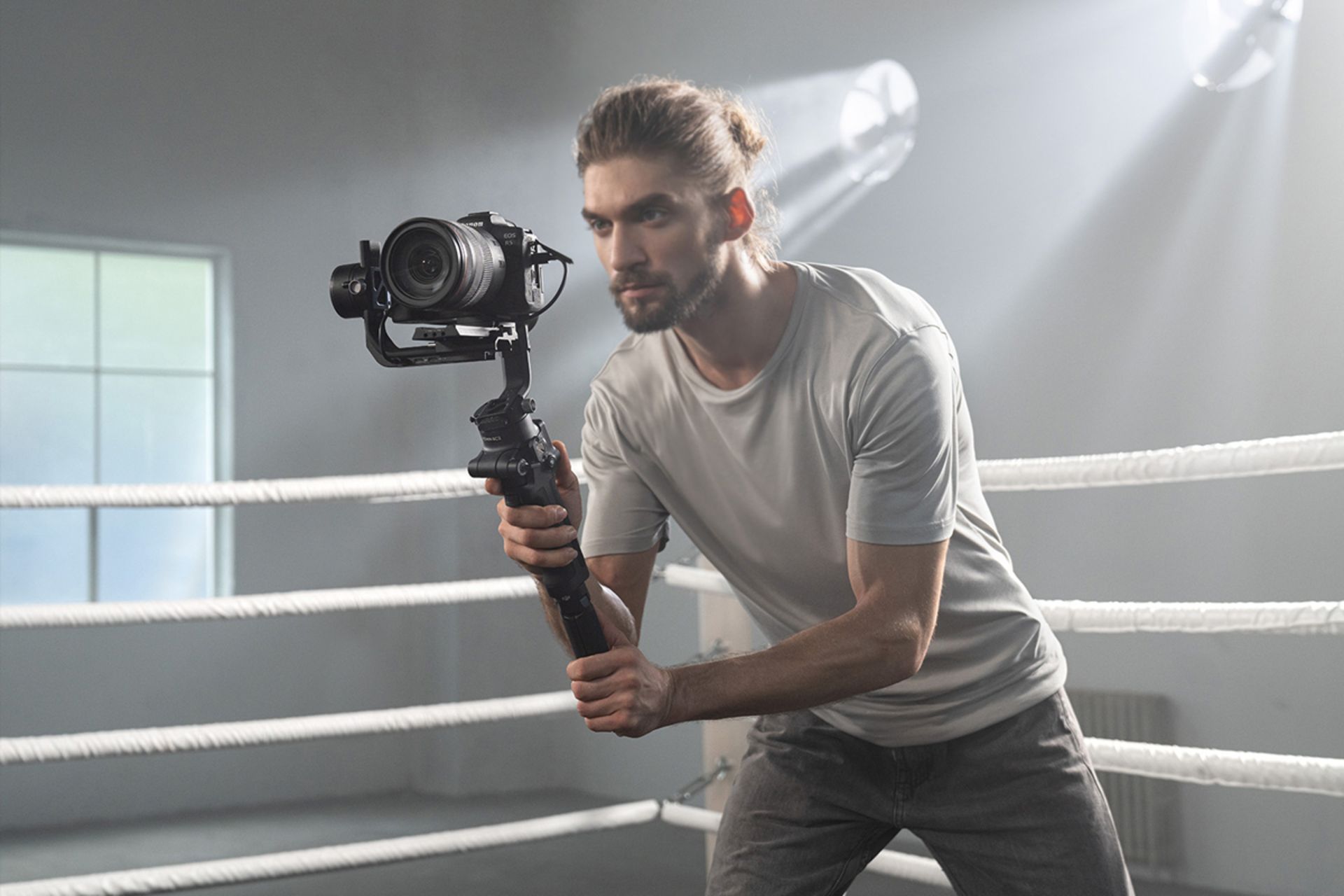 گیمبال DJI Ronin SC 2 در دست یک مرد