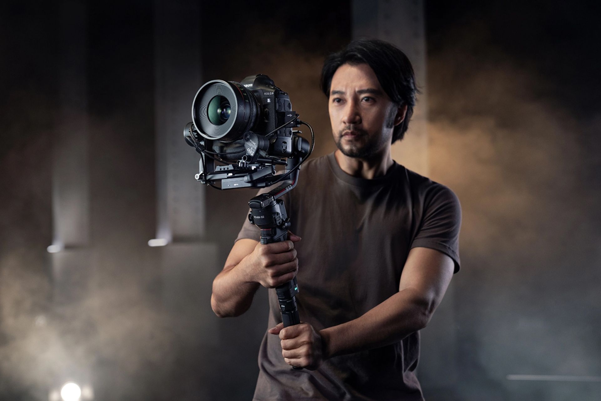 گیمبال DJI Ronin S 2 در دست یک مرد