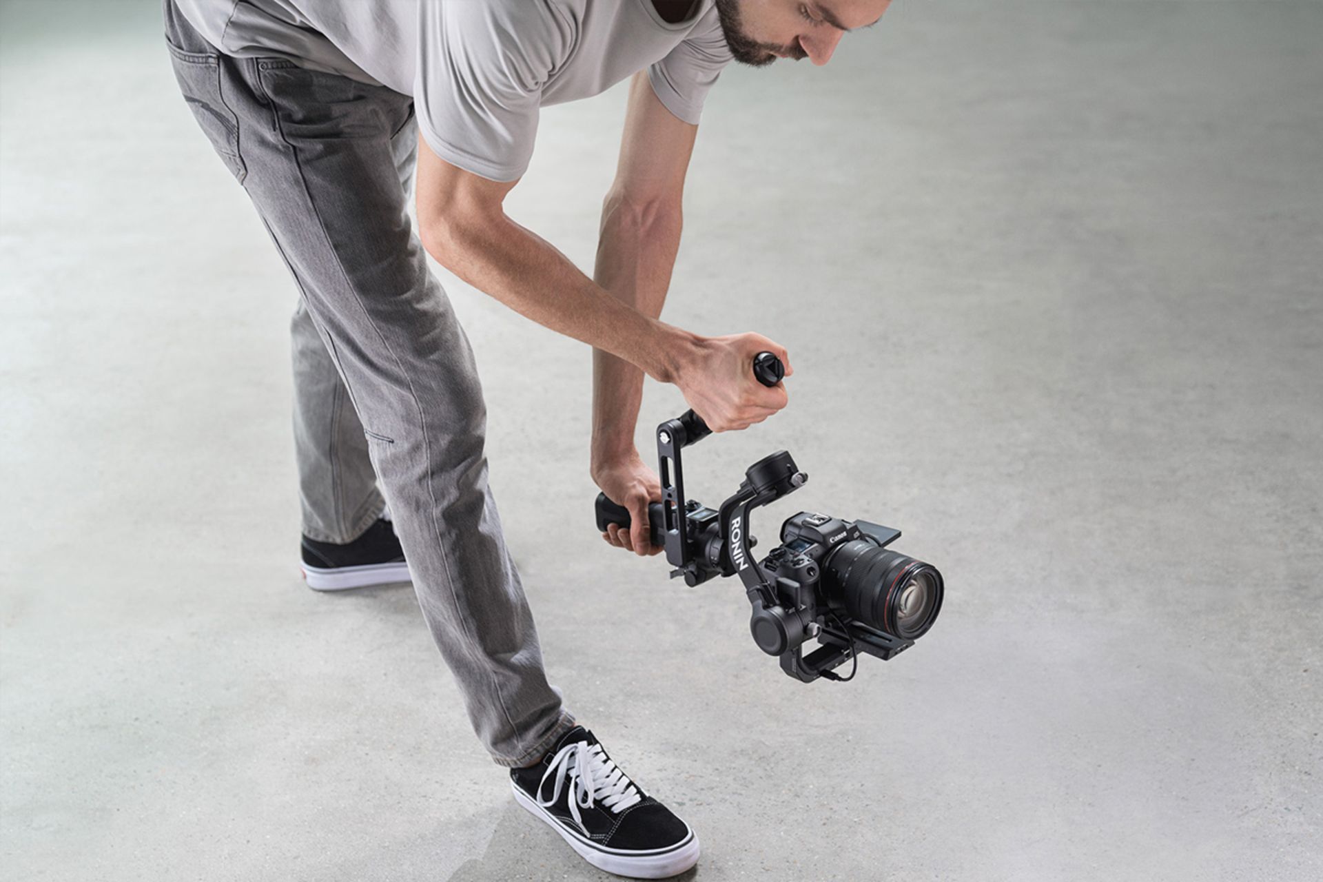 گیمبال DJI Ronin SC 2 در فاصله نزدیک به زمین