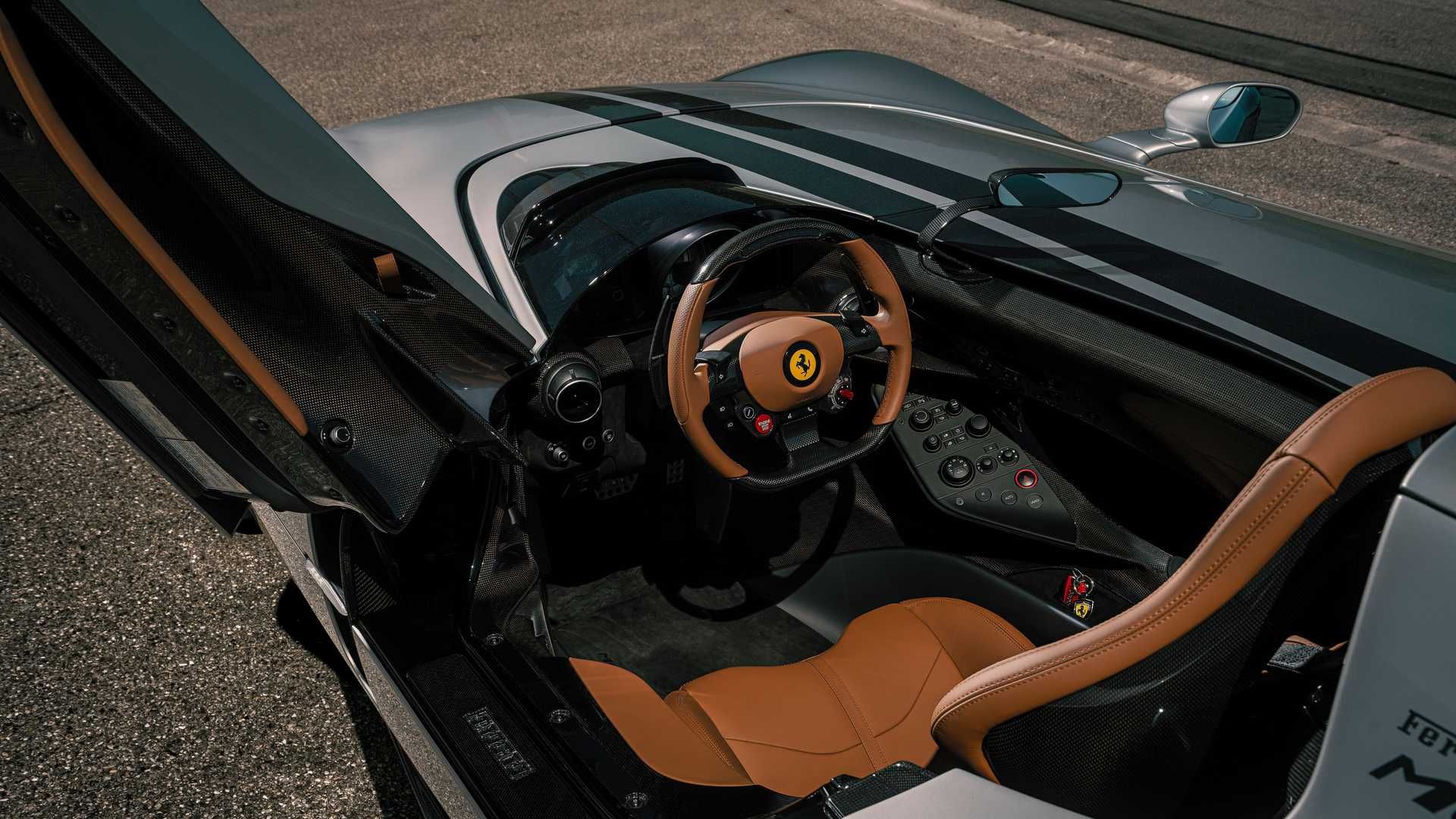 نمای کابین خودرو اسپیدستر فراری مونزا / Ferrari Monza SP1 نقره ای رنگ