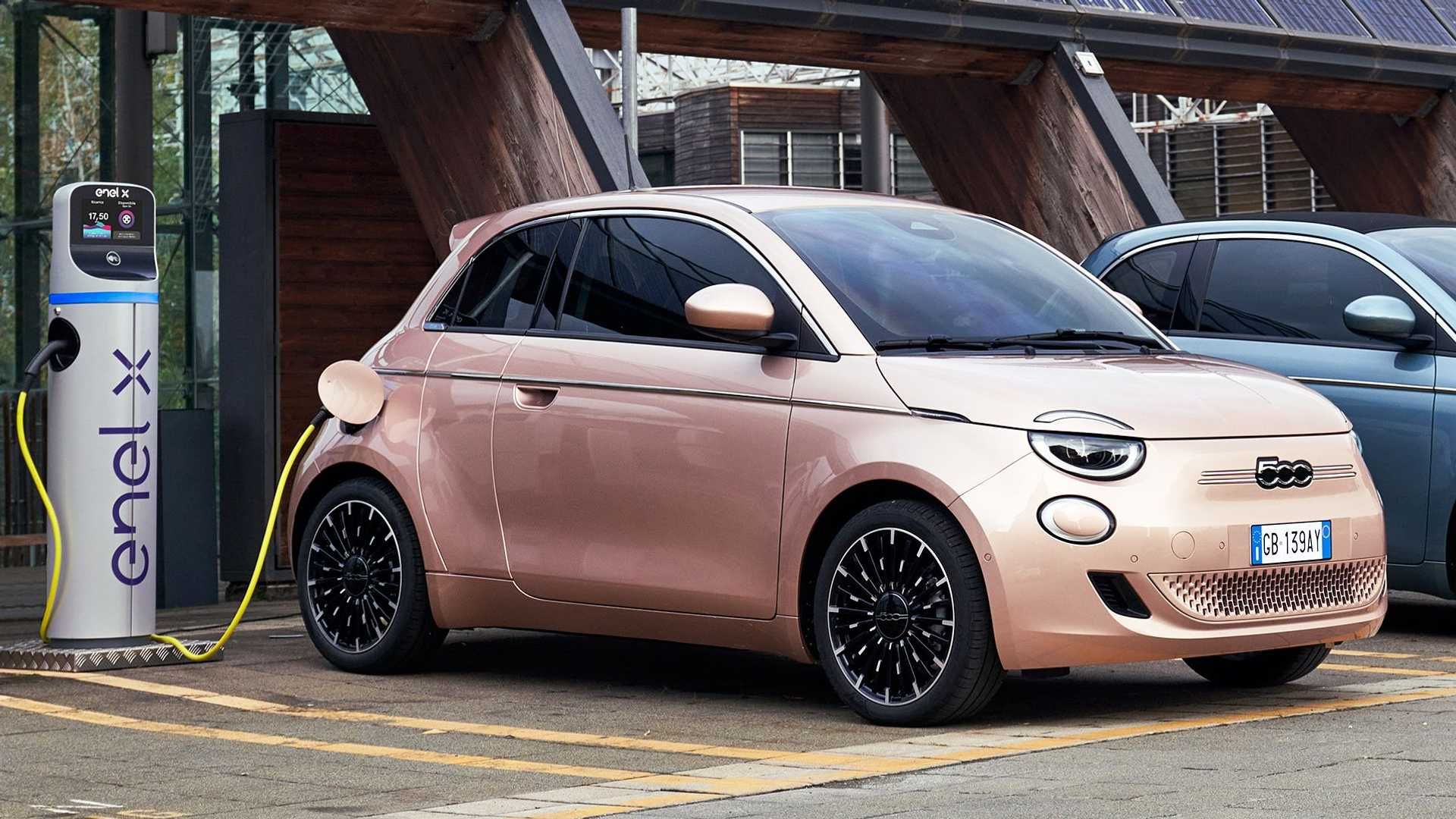 نمای جانبی خودروی الکتریکی فیات 500 / Fiat 500 Electric در حال شارژ