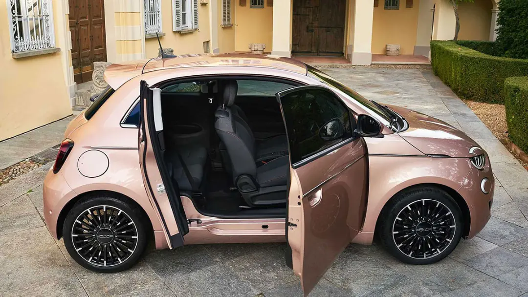 نمای جانبی خودروی الکتریکی فیات 500 / Fiat 500 Electric با در سوم 