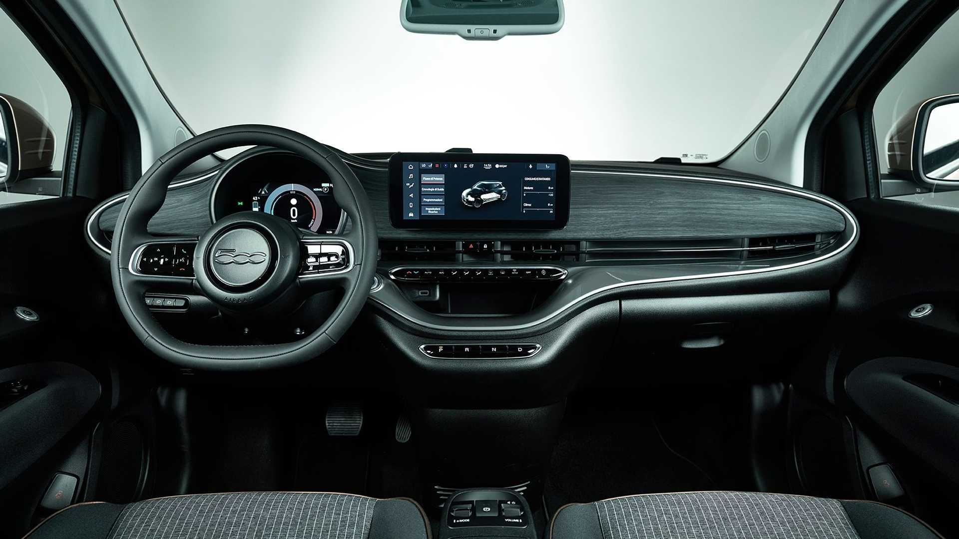 نمای داخل کابین خودروی الکتریکی فیات 500 / Fiat 500 Electric