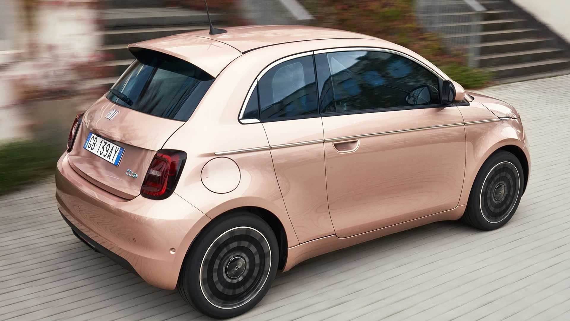 نمای عقب خودروی الکتریکی فیات 500 / Fiat 500 Electric 