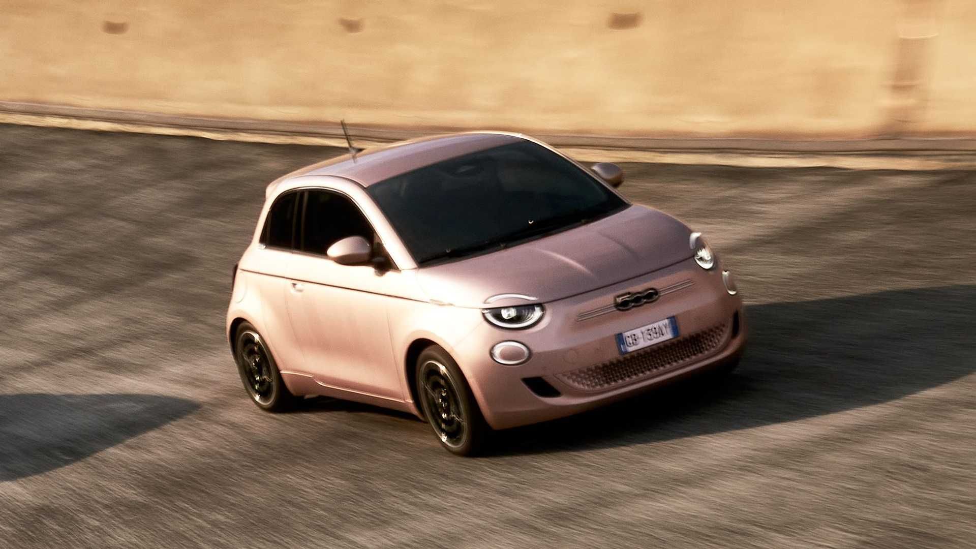 نمای جلو خودروی الکتریکی فیات 500 / Fiat 500 Electric در جاده