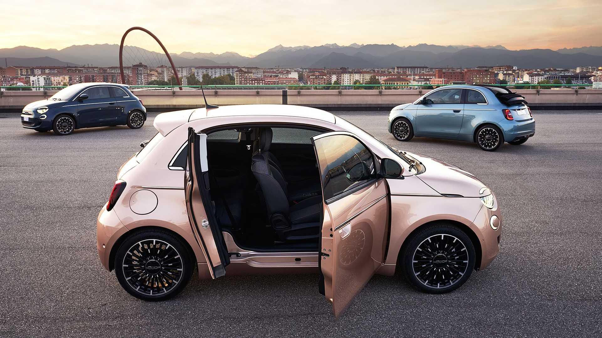 نمای جانبی خودروی الکتریکی فیات 500 / Fiat 500 Electric در داخل پارکینگ