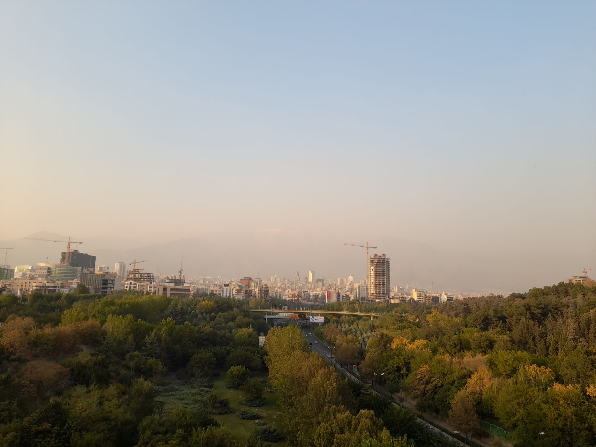 نمونه عکس دوربین واید گلکسی A21s - منظره تهران از پل طبیعت