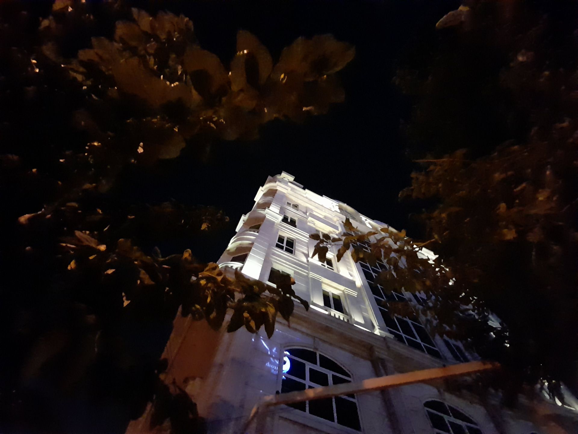 نمونه عکس اولتراواید گلکسی A21s در تاریکی - ساختمان در بزرگراه ستاری
