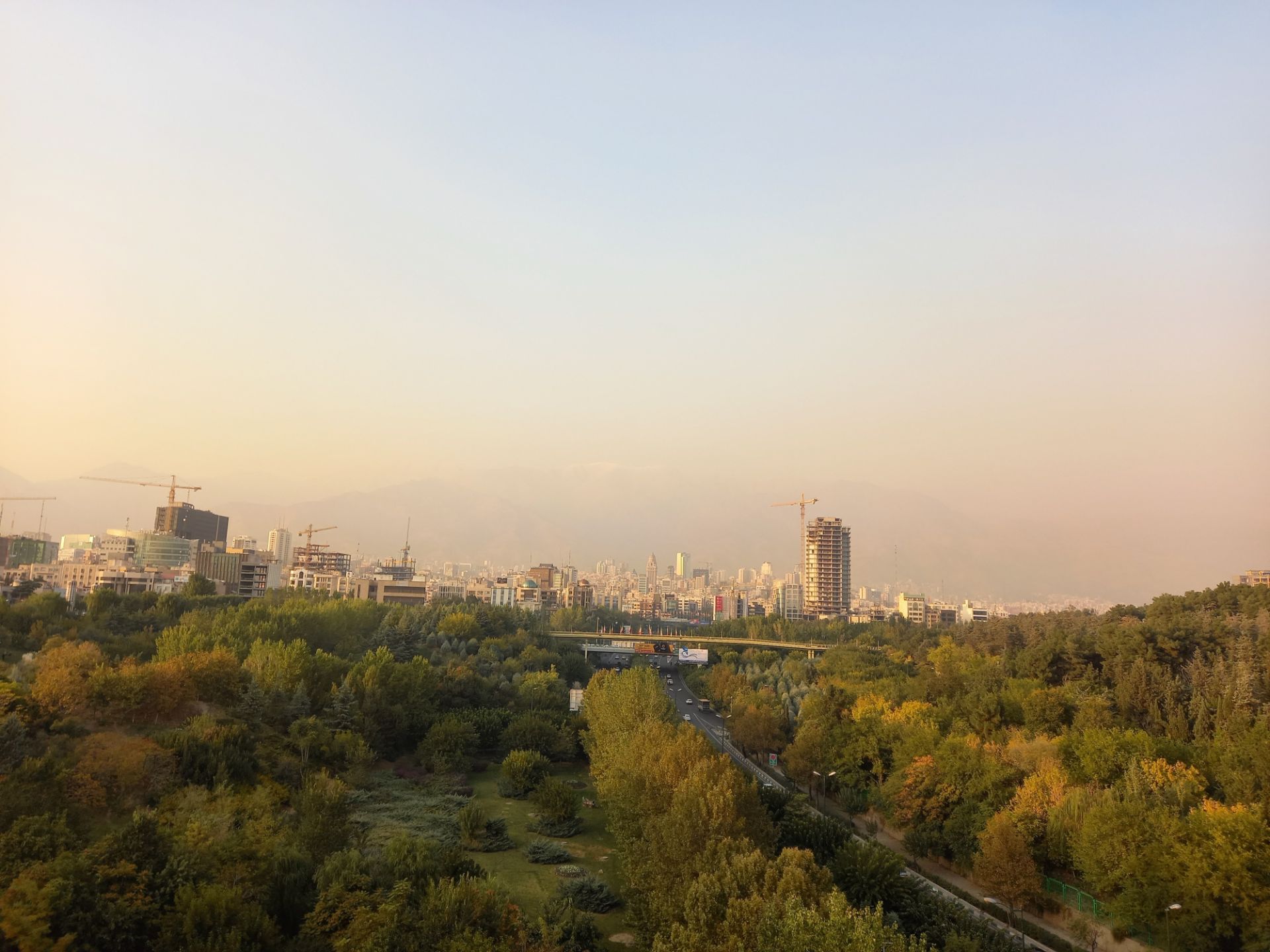 نمونه عکس 1x گلکسی A31 در طول روز - منظره تهران پل طبیعت پارک آب و آتش تهران
