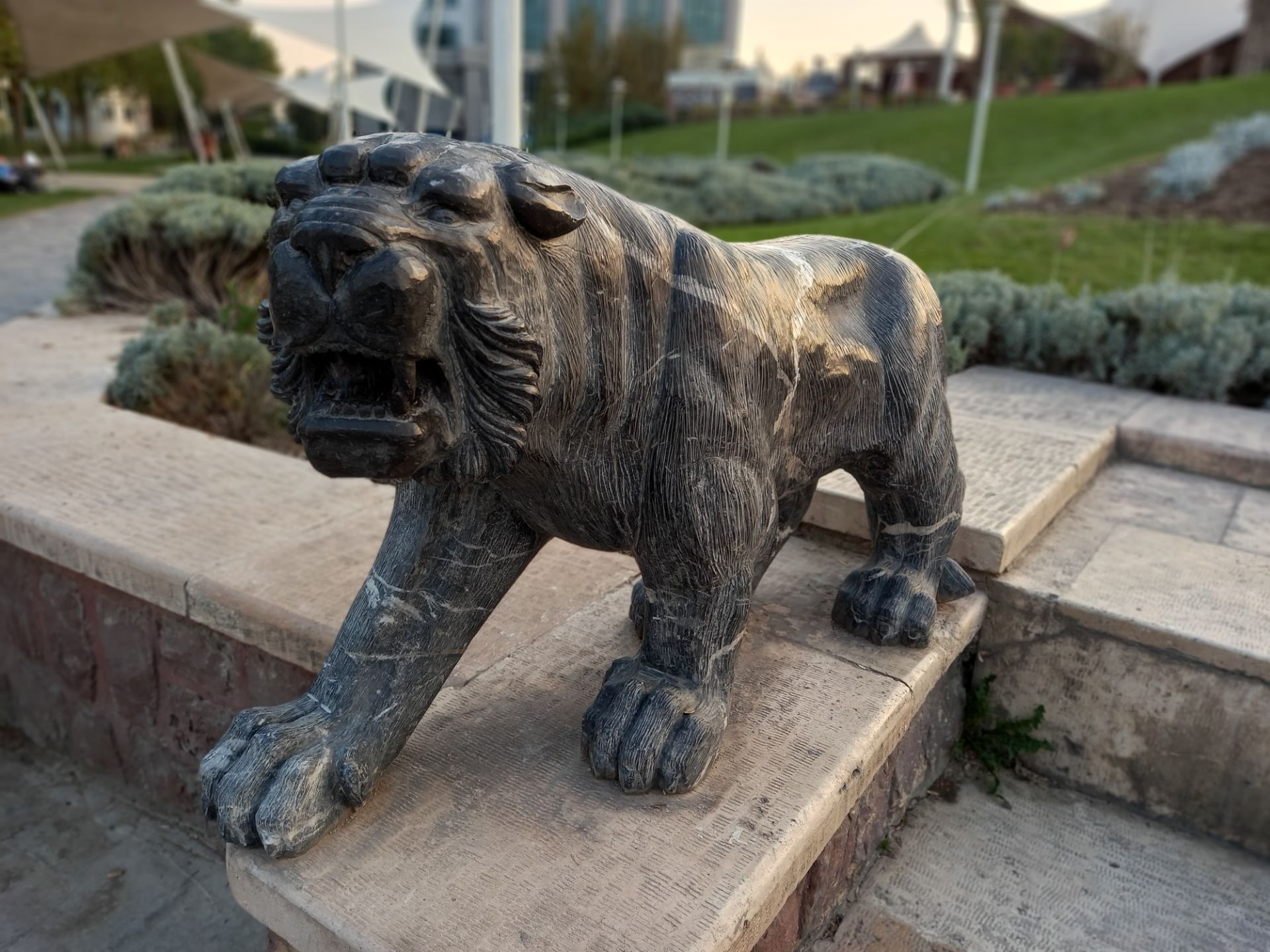 نمونه عکس Live Focus گلکسی A31 در طول روز - مجسمه در پارک آب و آتش