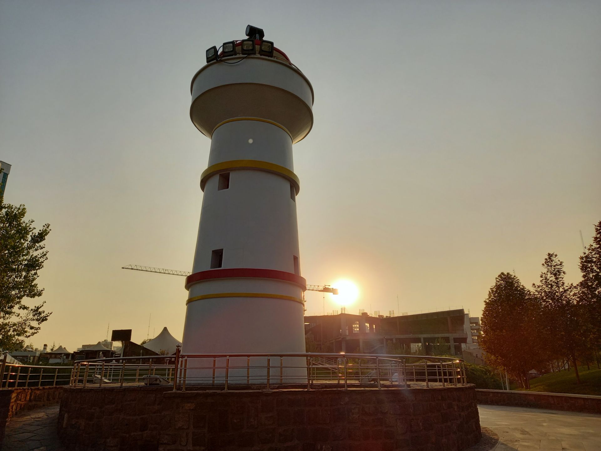 نمونه عکس دوربین اصلی گلکسی A31 در طول روز - فانوس دریایی پارک آب و آتش