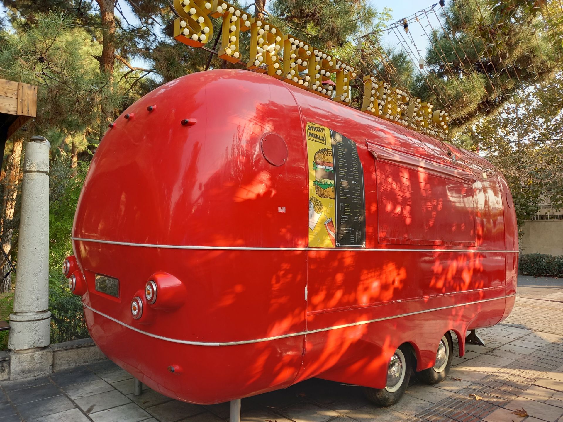 نمونه عکس دوربین اصلی گلکسی A31 در طول روز - رستوران سیار پارک صبا تهران جردن