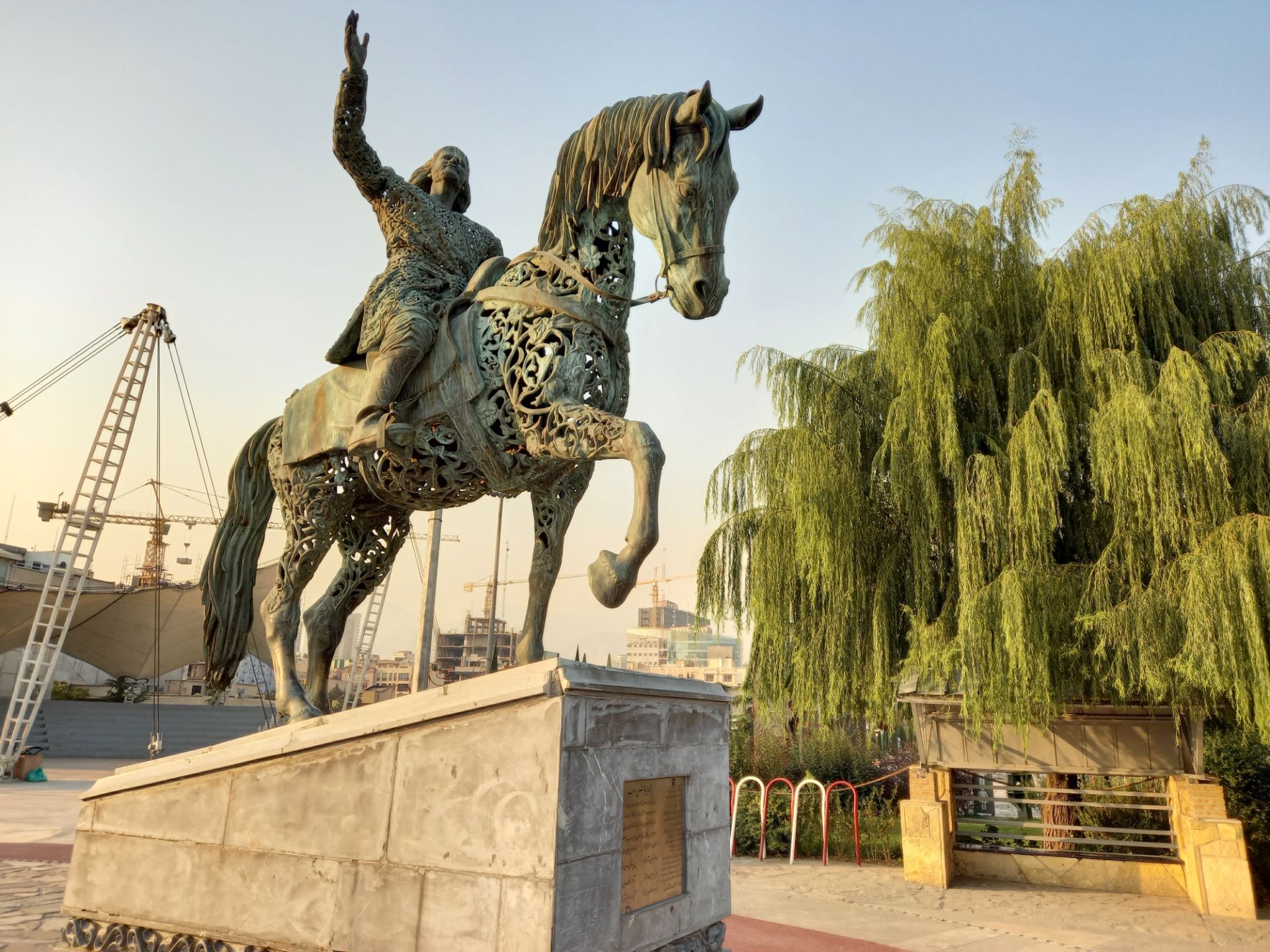 نمونه عکس دوربین اصلی گلکسی A31 در طول روز - مجسمه پارک آب و آتش تهران