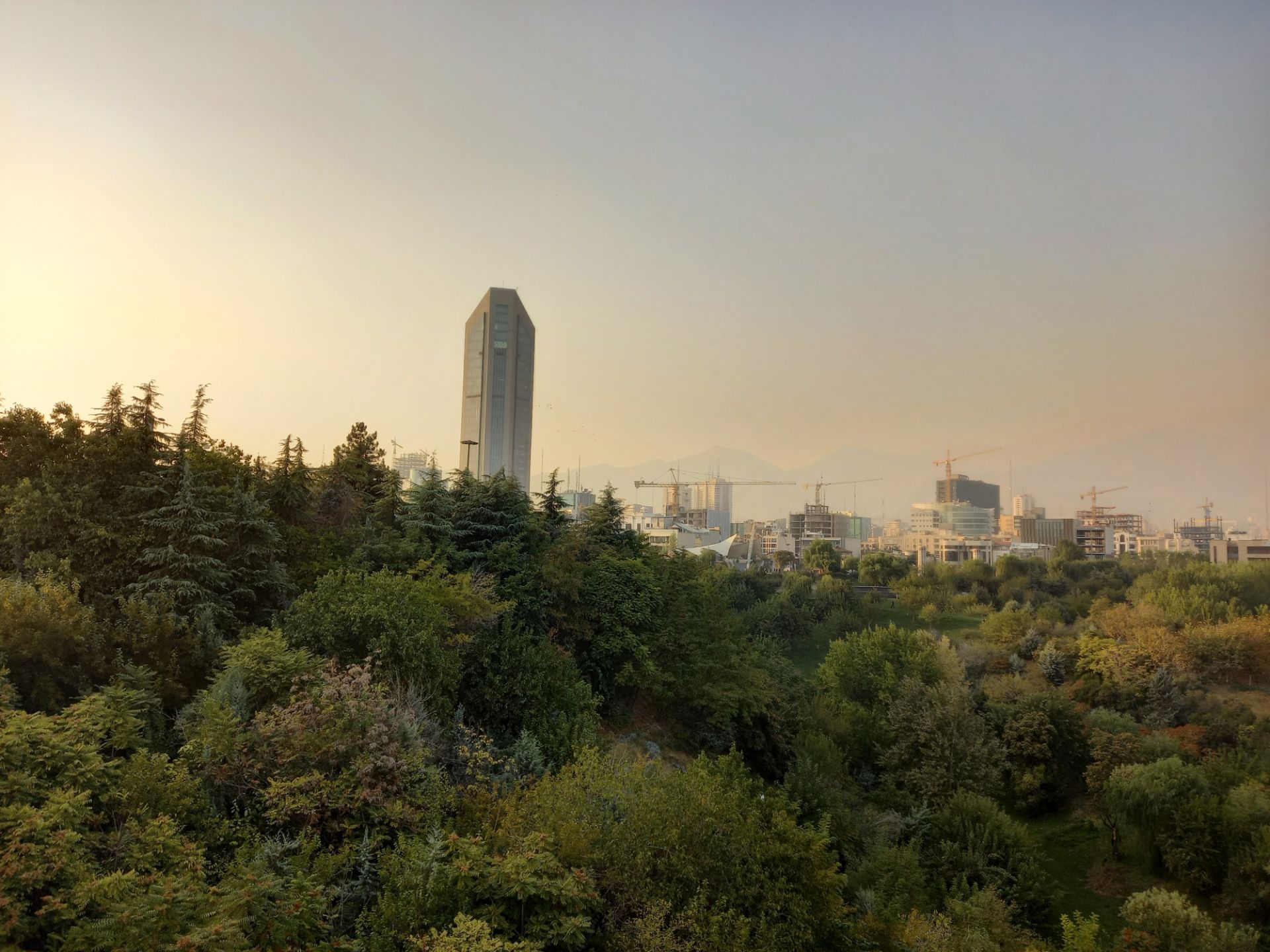 نمونه عکس دوربین اصلی گلکسی A31 در طول روز - منظره تهران از پل طبیعت پارک آب و آتش تهران