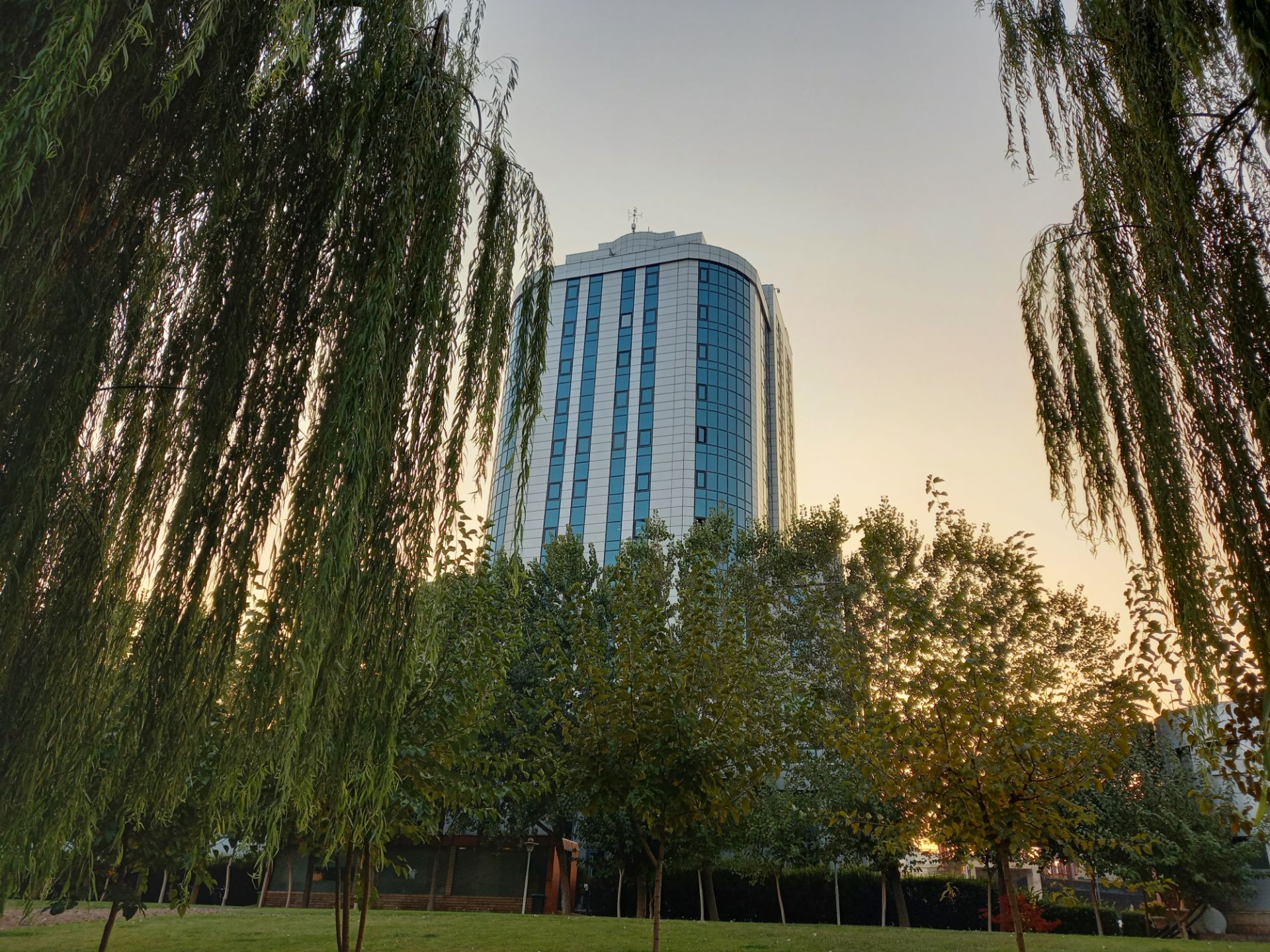 نمونه عکس دوربین اصلی گلکسی A31 در طول روز - ساختمان پارک آب و آتش تهران