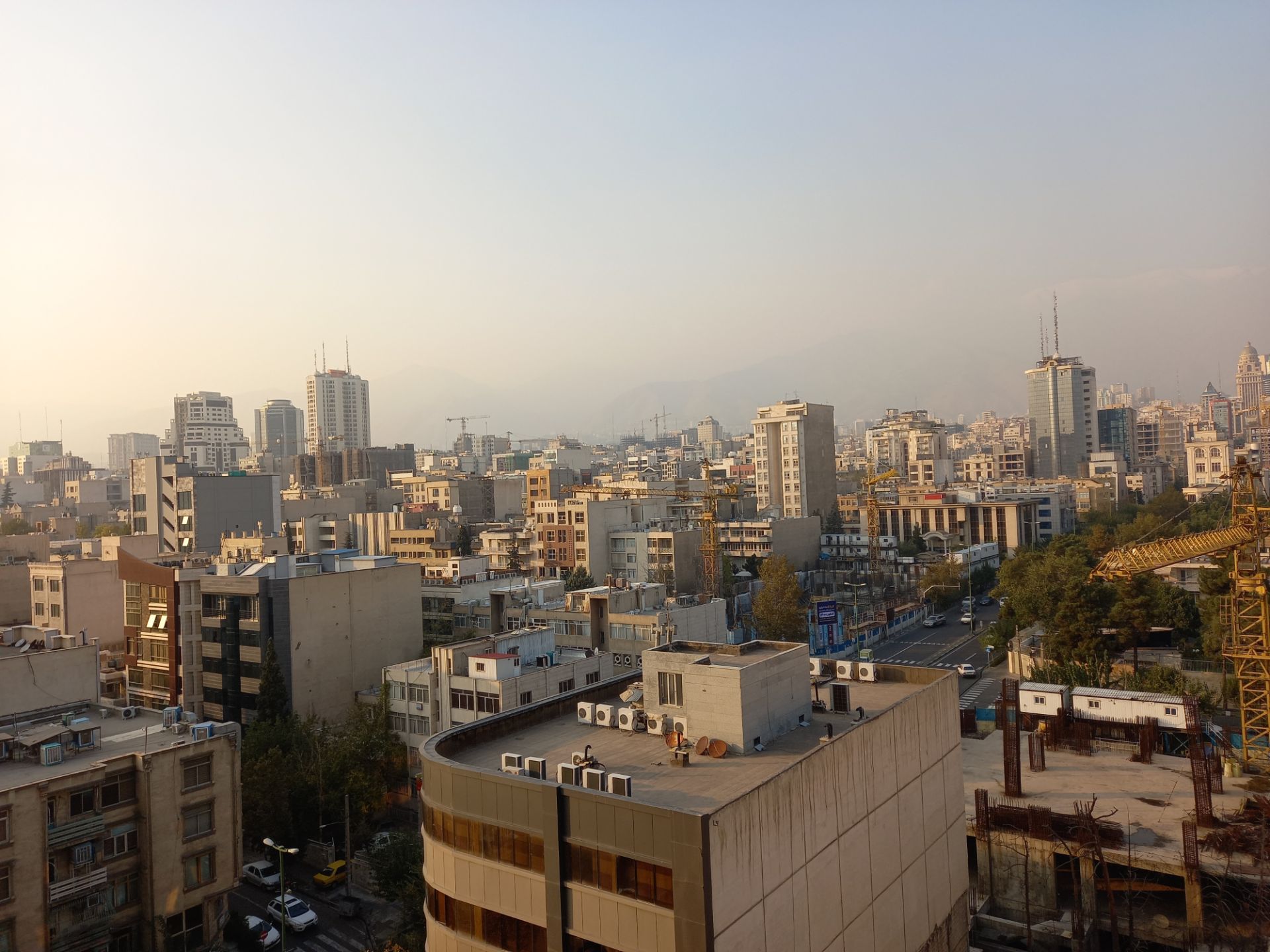 نمونه عکس دوربین اصلی گلکسی A31 در طول روز - ساختمان های خیابان جردن تهران