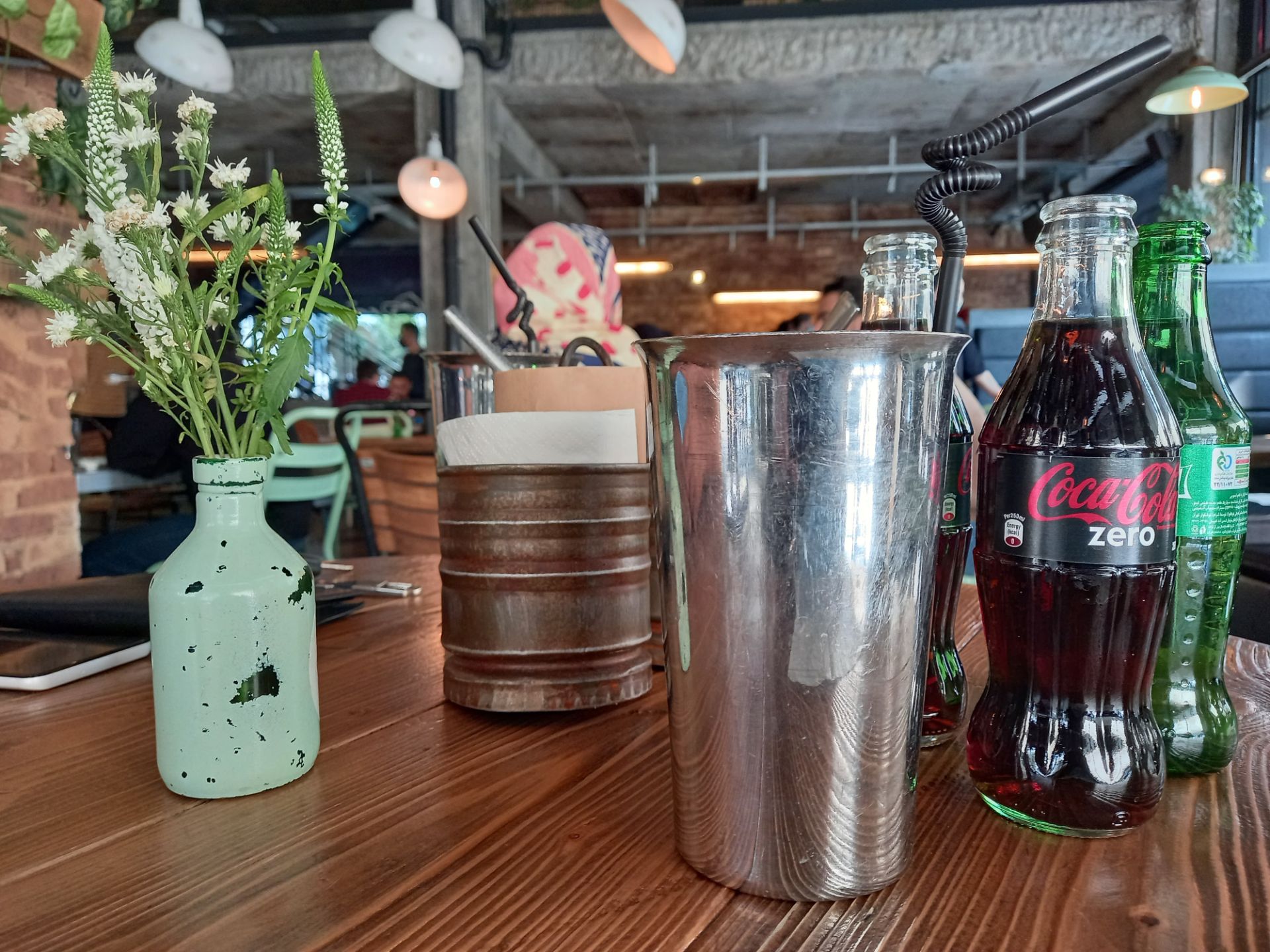 نمونه عکس دوربین اصلی گلکسی A31 در طول روز - نوشابه رستوران دان تان تهران جردن