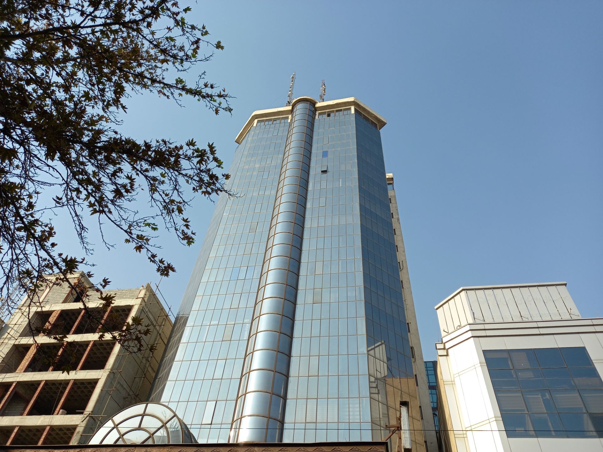 نمونه عکس دوربین اصلی گلکسی A31 در طول روز - ساختمان خیابان جردن تهران