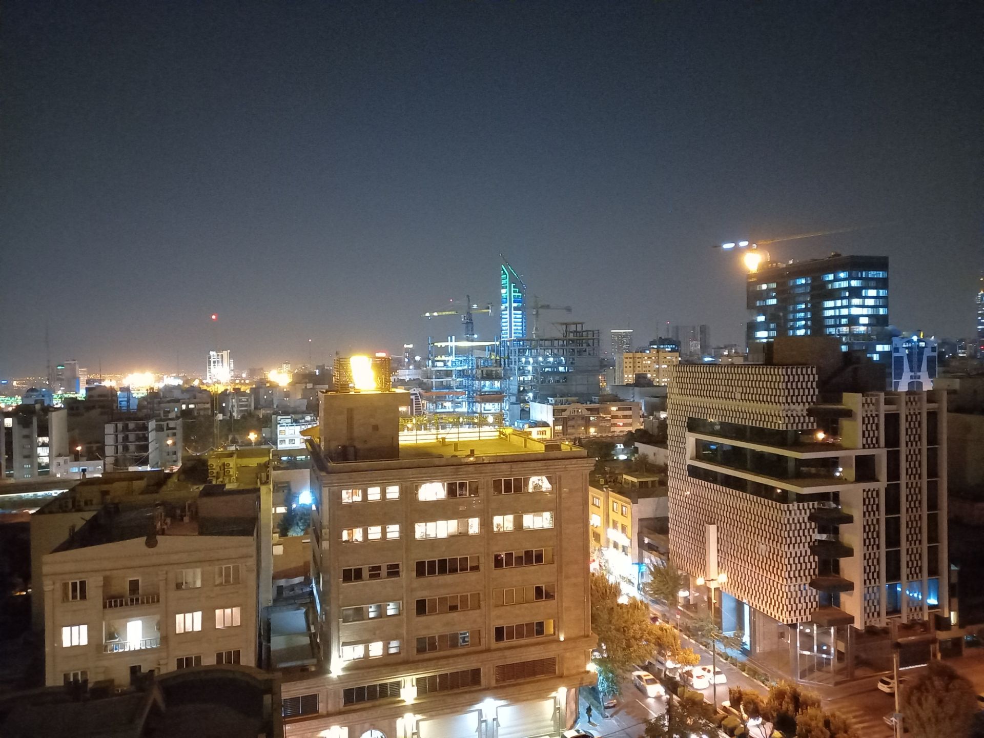 نمونه عکس دوربین واید گلکسی A31 در تاریکی - ساختمان های خیابان جردن