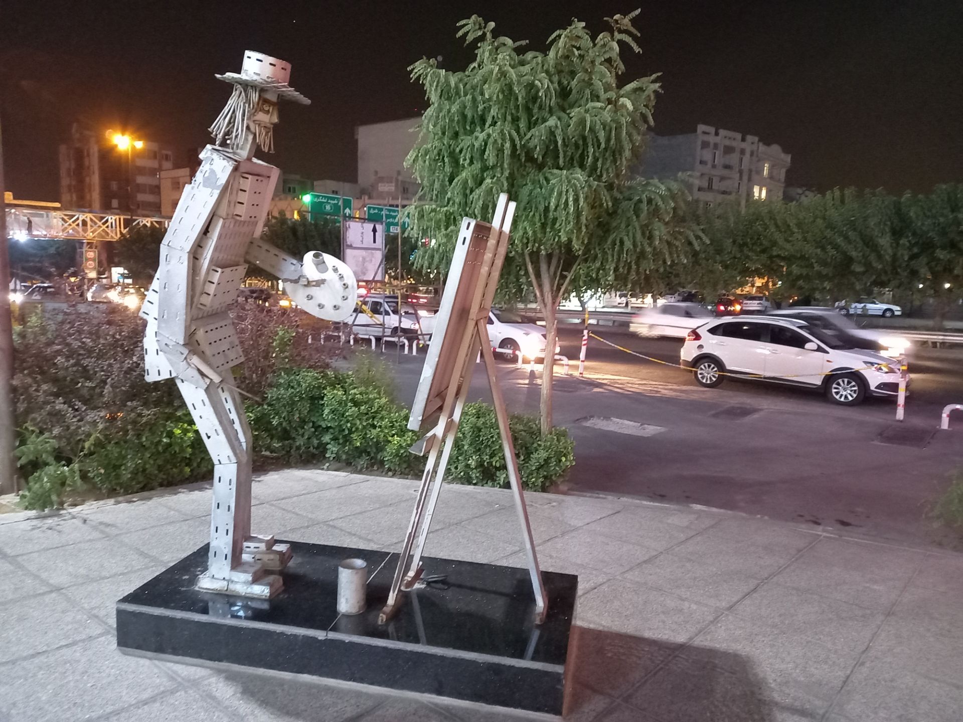 نمونه عکس دوربین واید گلکسی A31 در تاریکی - مجسمه مقابل مجتمع کورش بزرگراه ستاری