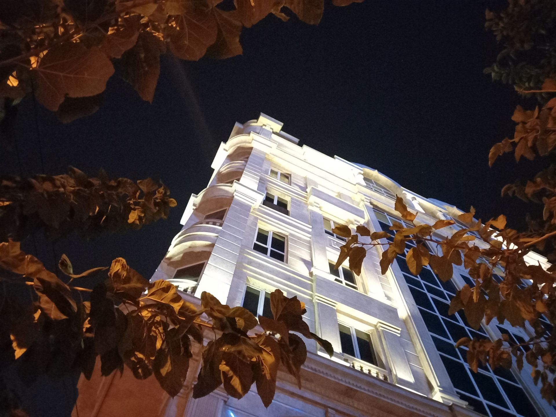 نمونه عکس دوربین واید گلکسی A31 در تاریکی - ساختمان بزرگراه ستاری