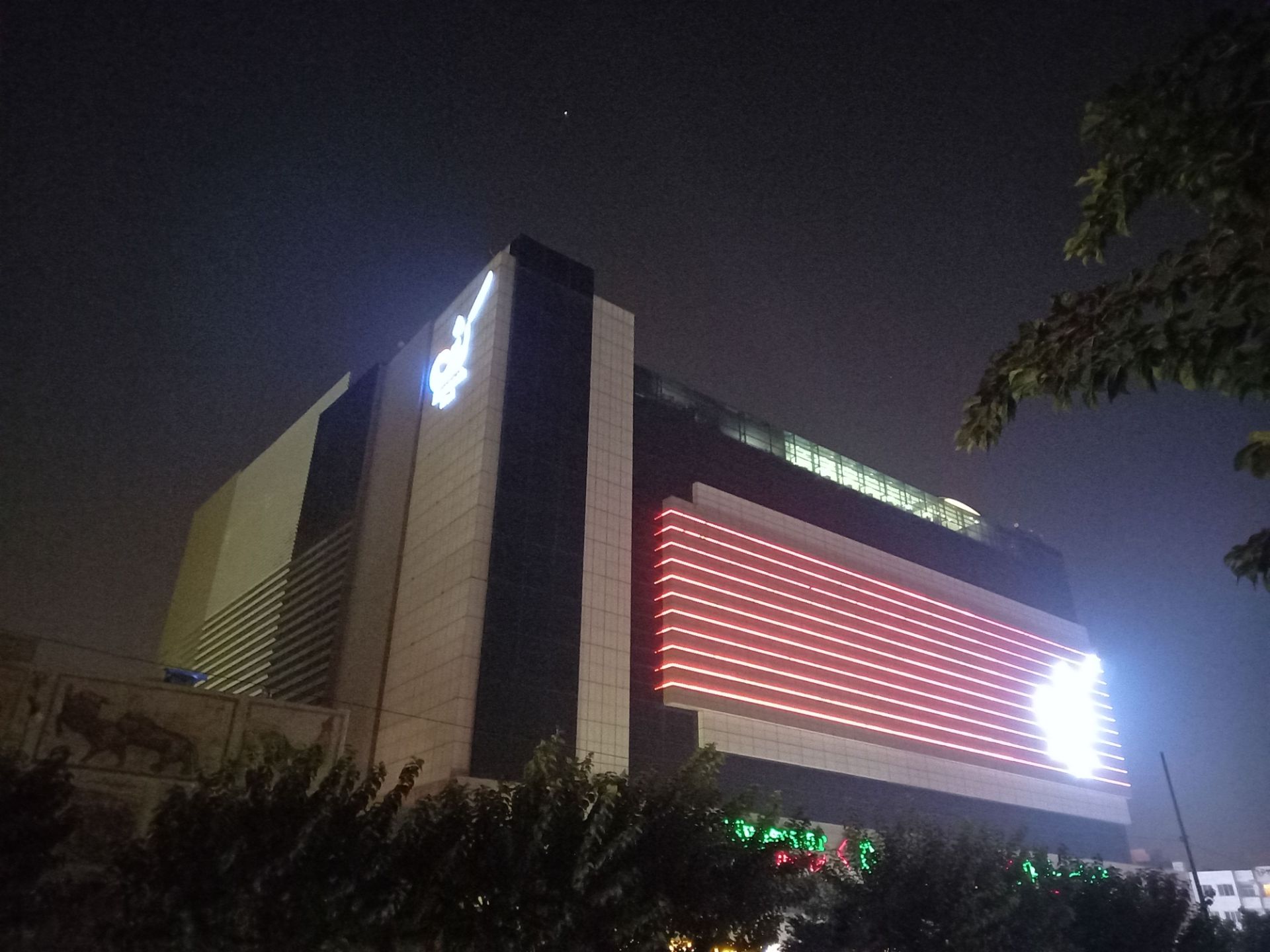 نمونه عکس دوربین واید گلکسی A31 در تاریکی - مجتمع کورش بزرگراه ستاری