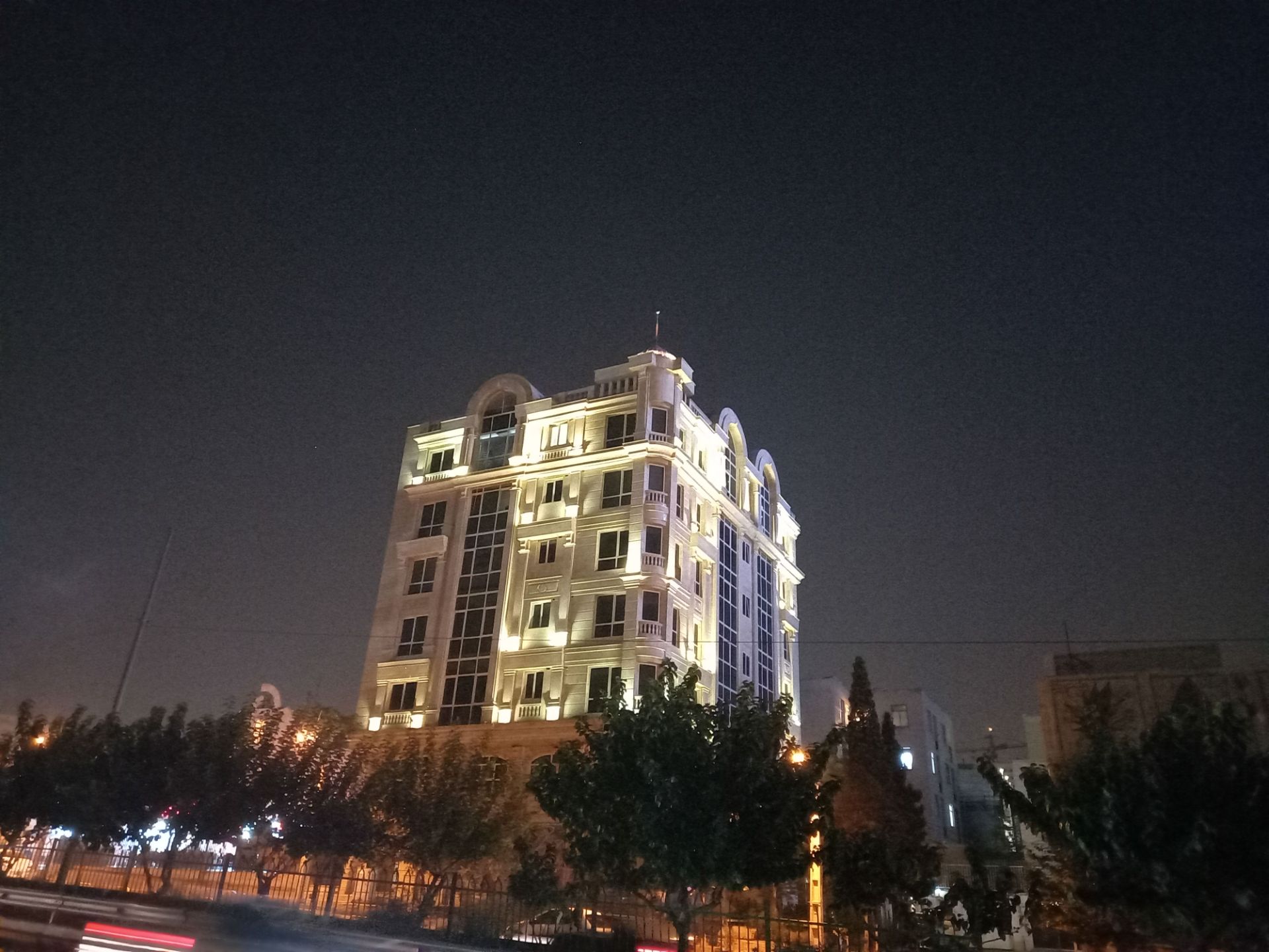 نمونه عکس دوربین واید گلکسی A31 در تاریکی - ساختمان بزرگراه ستاری