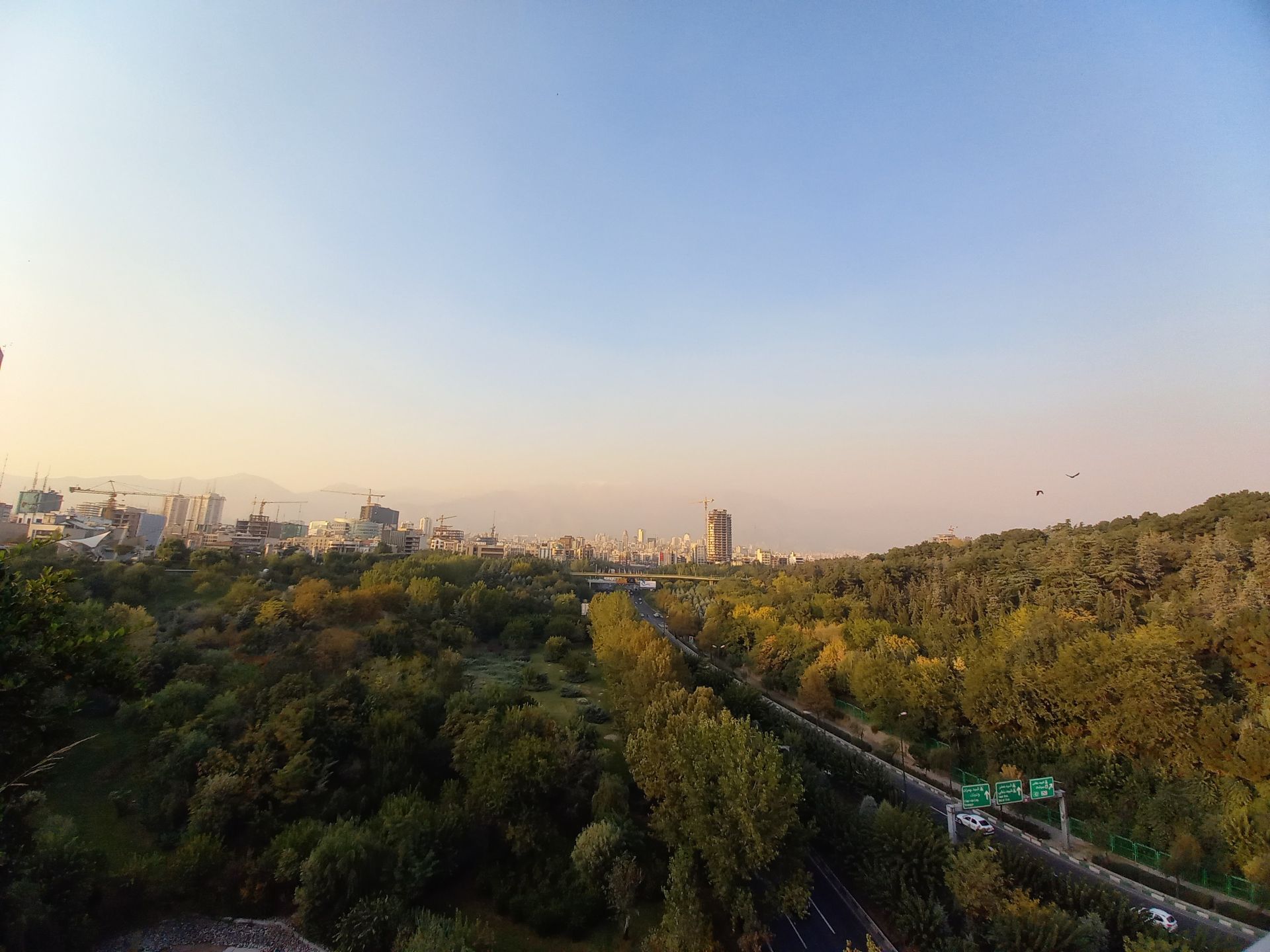 نمونه عکس دوربین اولتراواید گلکسی A31 در طول روز - منظره تهران از پل طبیعت پارک آب آتش تهران
