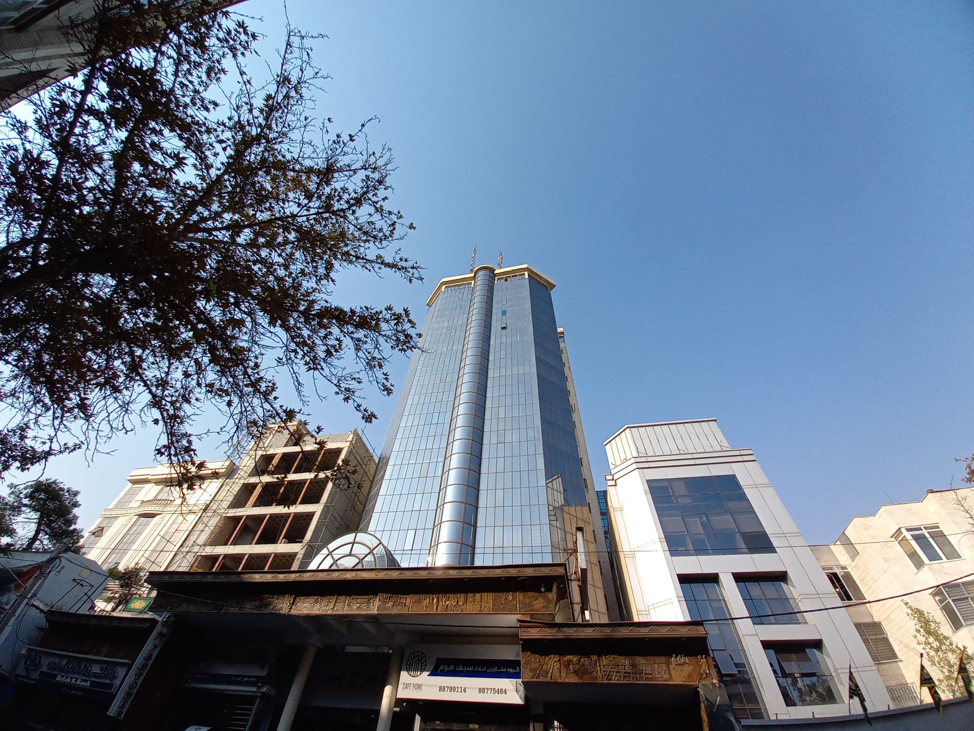 نمونه عکس دوربین اولتراواید گلکسی A31 در طول روز - ساختمان در خیابان جردن