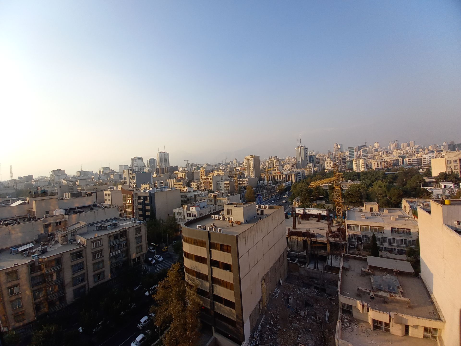 نمونه عکس دوربین اولتراواید گلکسی A31 در طول روز - ساختمان‌ های خیابان جردن تهران