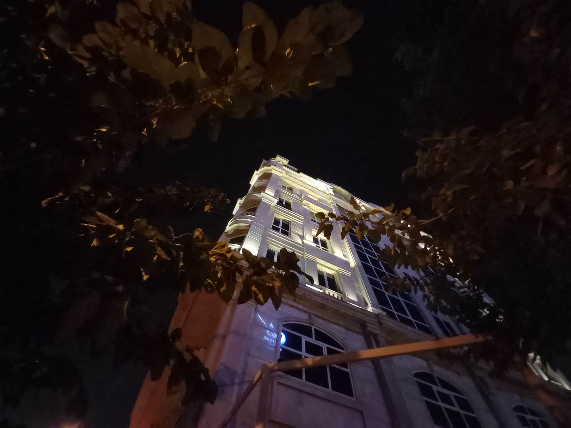 نمونه عکس اولتراواید گلکسی A31 در تاریکی - ساختمان بزرگراه ستاری