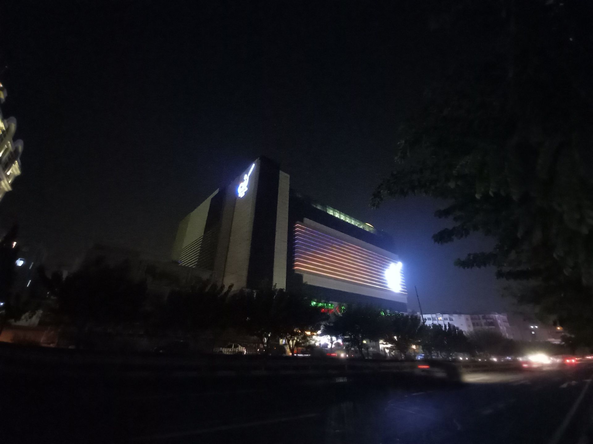 نمونه عکس اولتراواید گلکسی A31 در تاریکی - مجتمع کورش بزرگراه ستاری