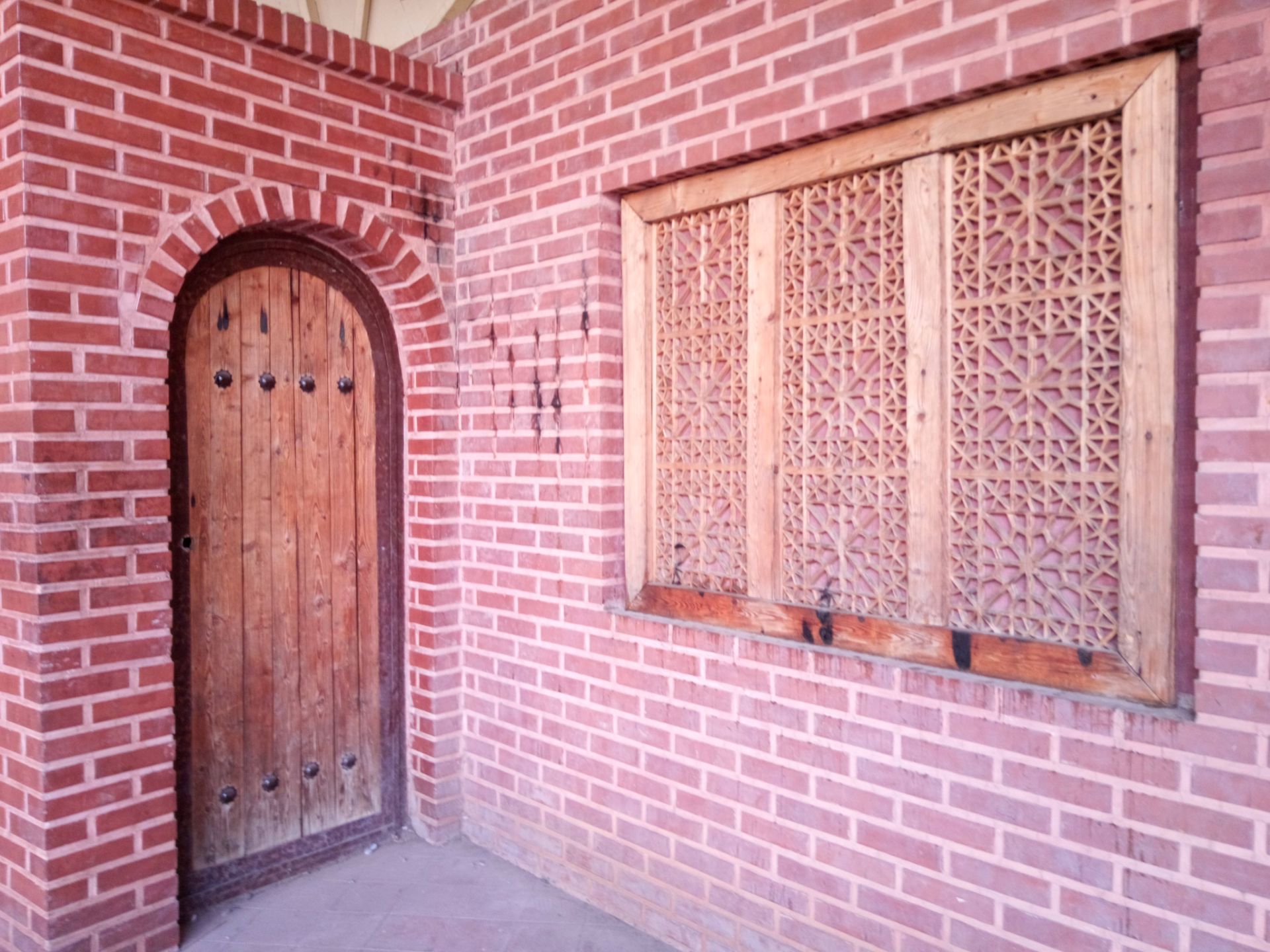 نمونه عکس دوربین اصلی جی پلاس Q10 - در و پنجره چوبی پارک صبا خیابان جردن