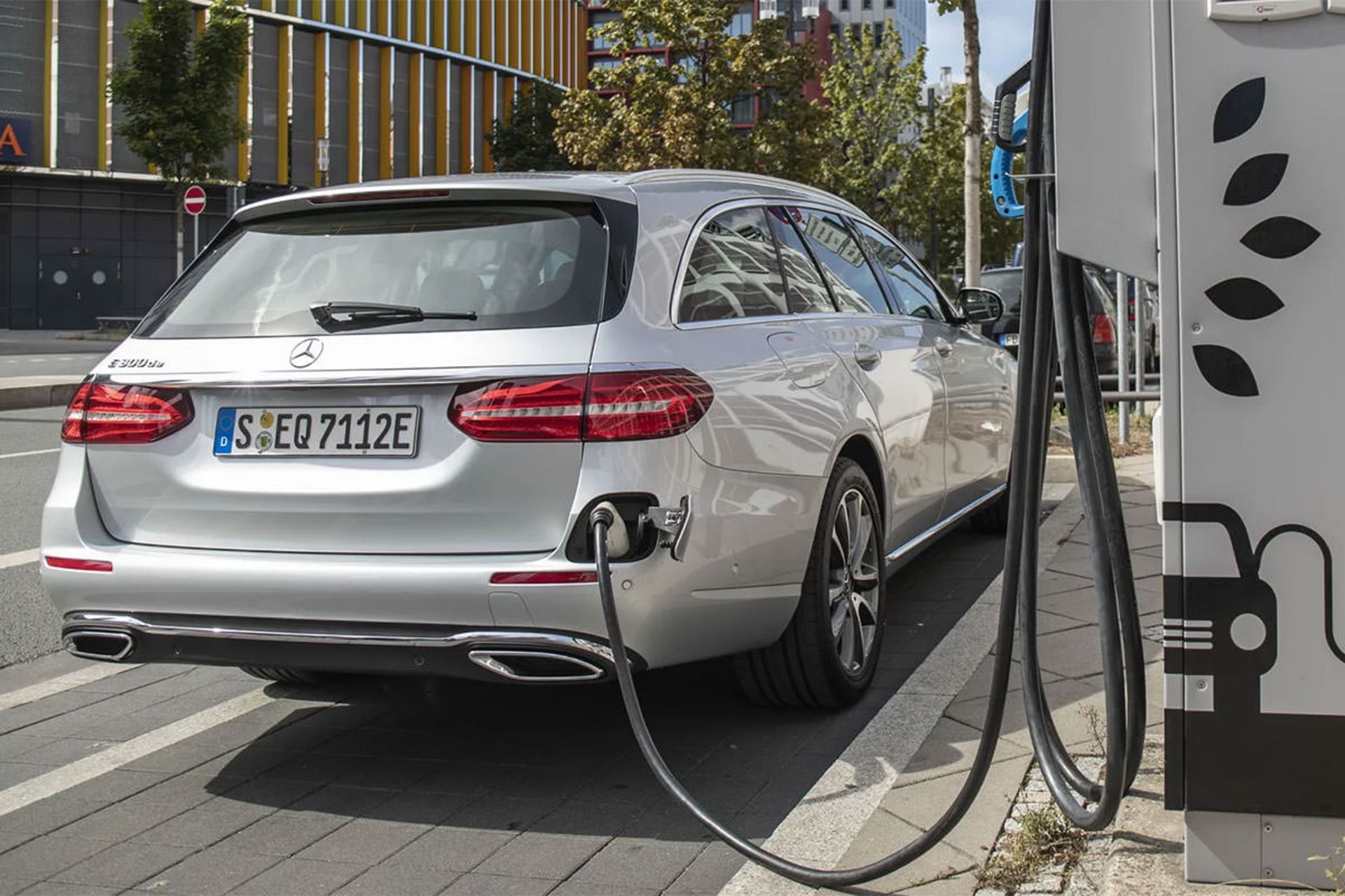 نمای عقب خودروی هیبریدی / Hybrid car در حال شارژ